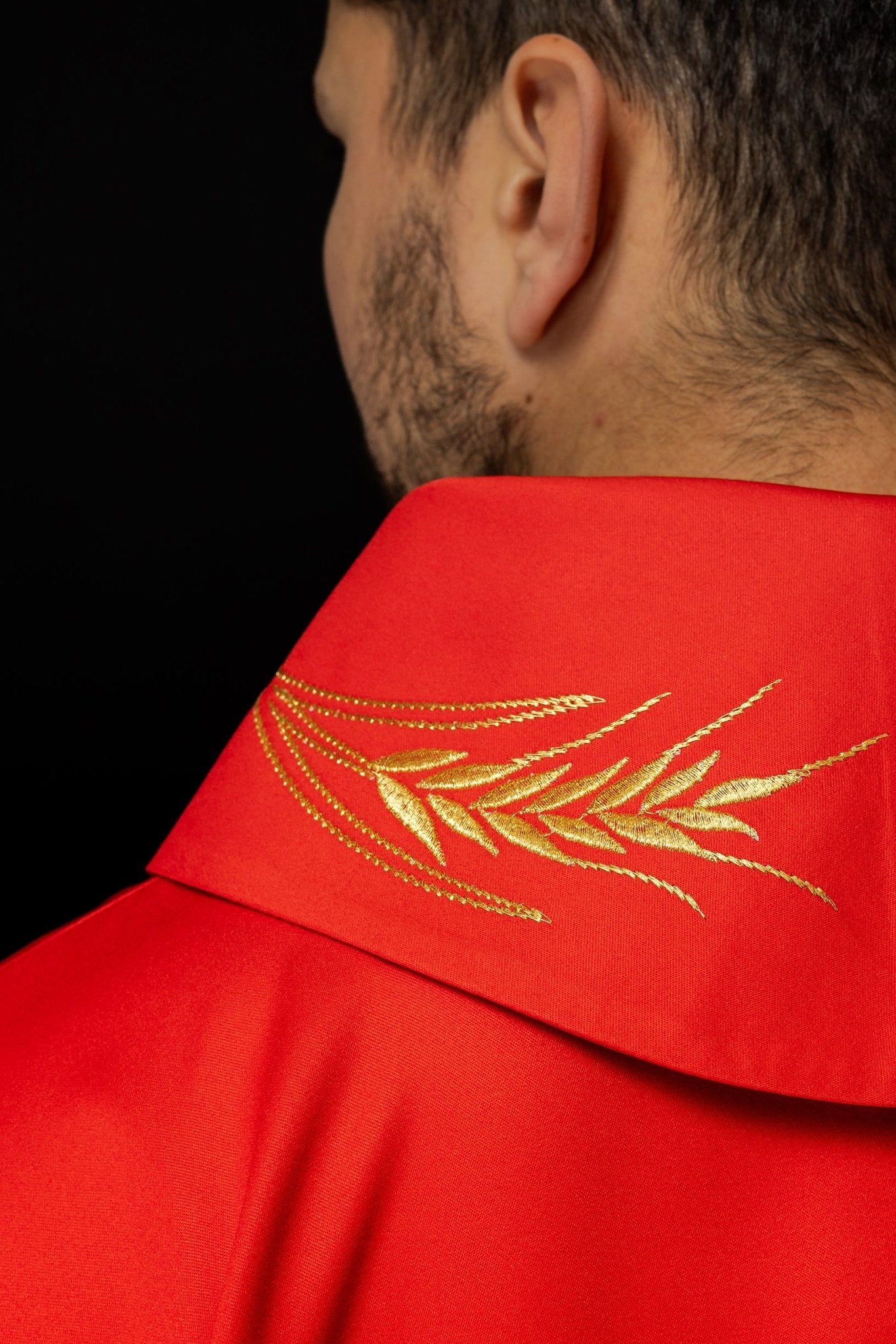 Casulla con cruz bordada y motivos de orejas rojas S - 7054 - 02 - 53 - CASULLAS.ES