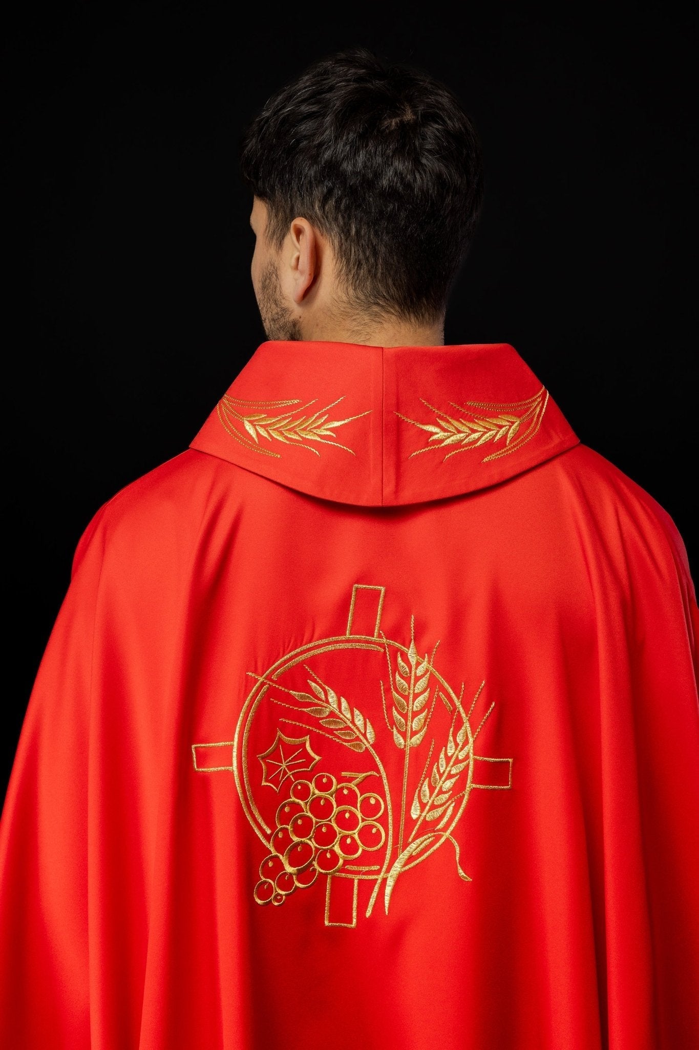 Casulla con cruz bordada y motivos de orejas rojas S - 7054 - 02 - 53 - CASULLAS.ES