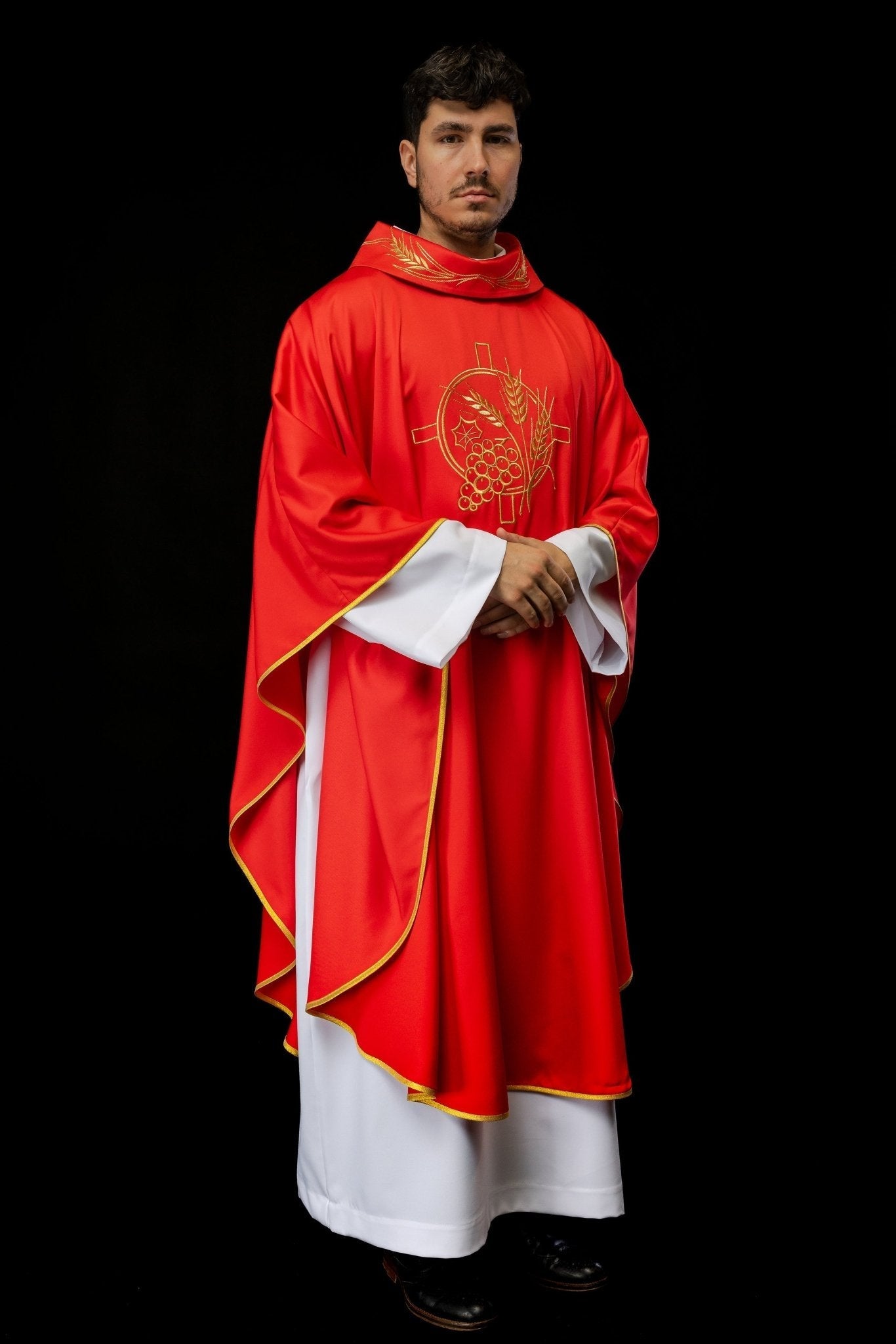 Casulla con cruz bordada y motivos de orejas rojas S - 7054 - 02 - 53 - CASULLAS.ES