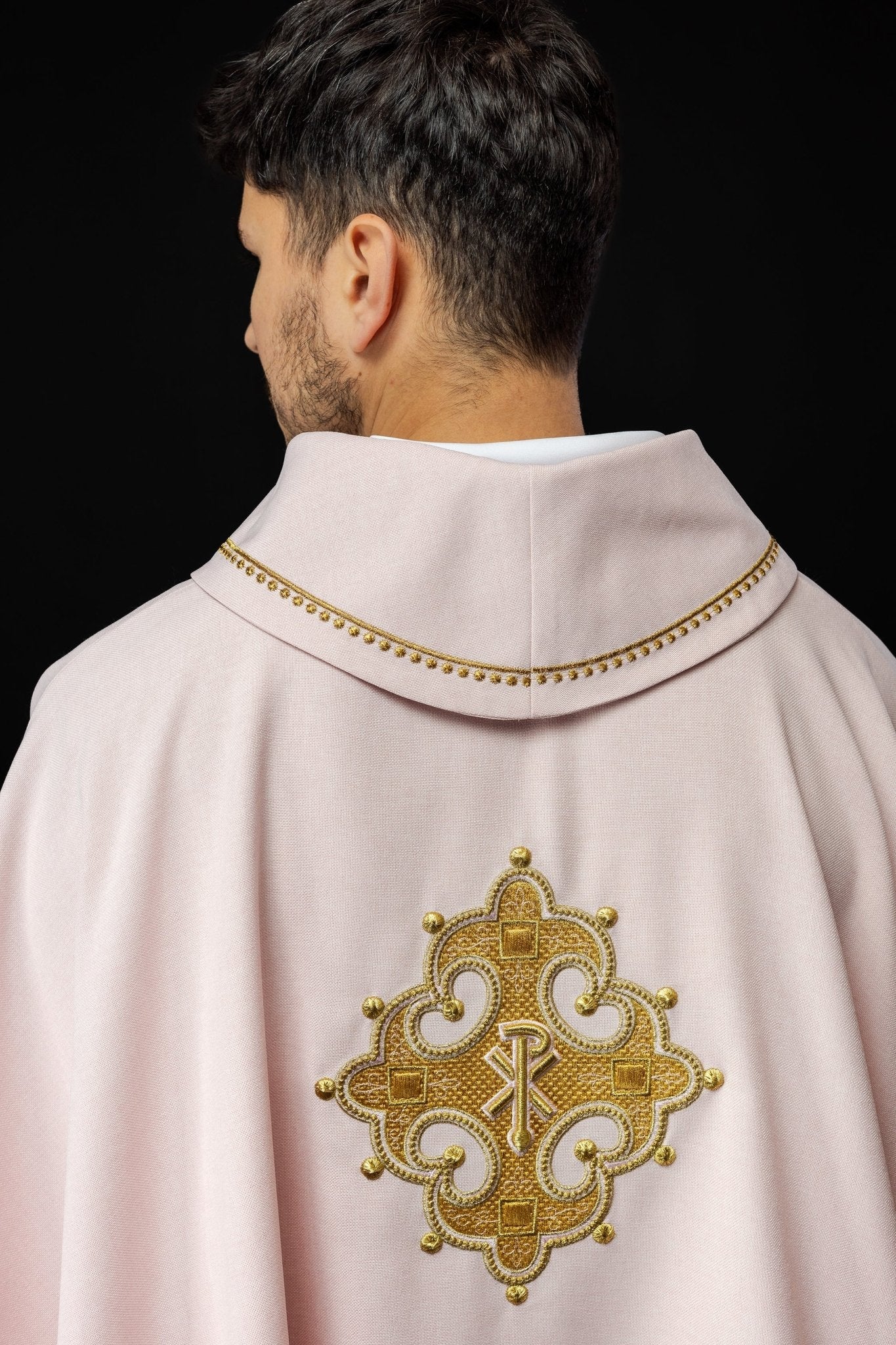 Casulla con cruz bordada y ribete dorado en el cuello de color rosa S - 7065 - 08 - 70 - CASULLAS.ES