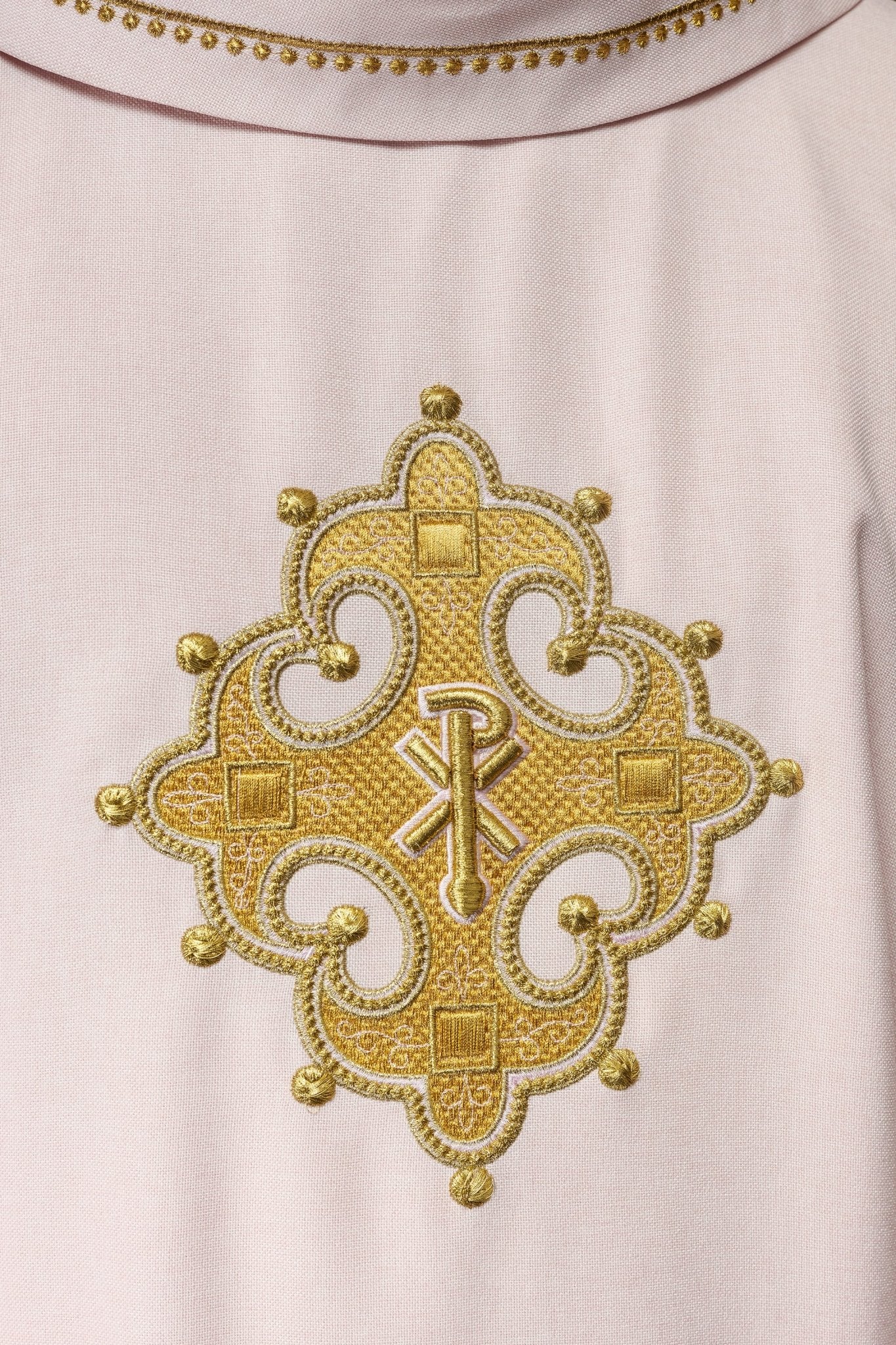 Casulla con cruz bordada y ribete dorado en el cuello de color rosa S - 7065 - 08 - 70 - CASULLAS.ES