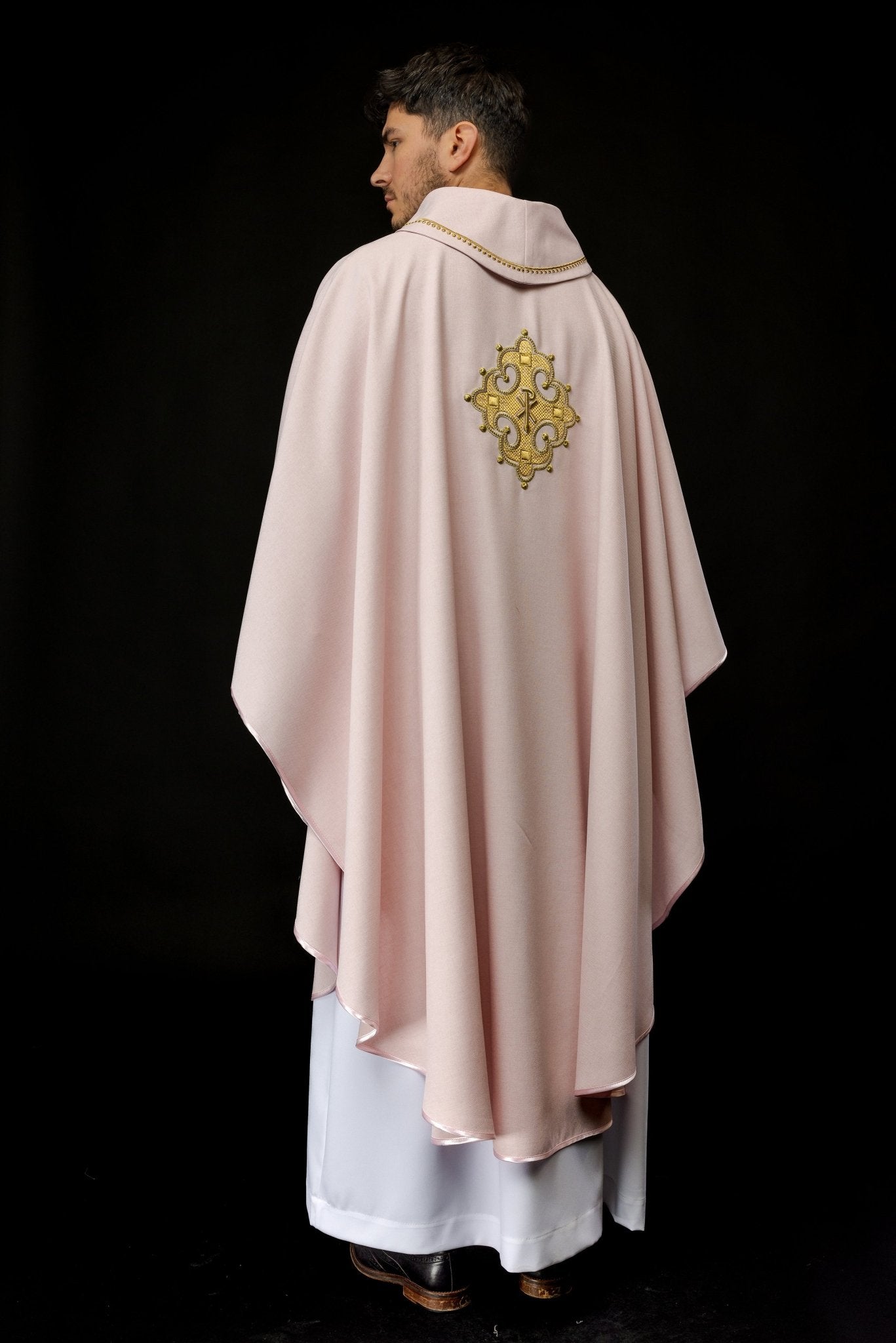 Casulla con cruz bordada y ribete dorado en el cuello de color rosa S - 7065 - 08 - 70 - CASULLAS.ES