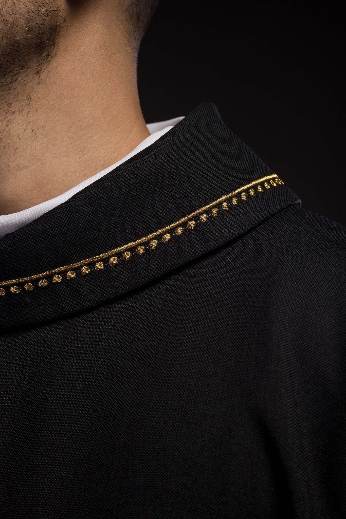 Casulla con cruz bordada y ribete dorado en el cuello y de color negro S - 7065 - 07 - 70 - CASULLAS.ES