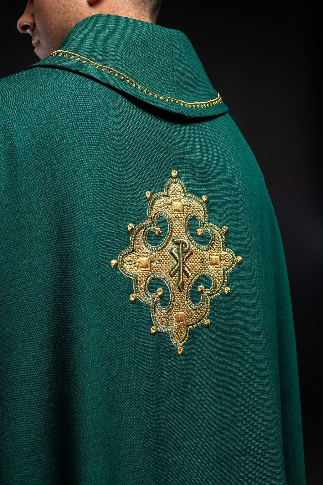 Casulla con cruz bordada y ribete dorado en el cuello y de color verde S - 7065 - 01 - 70 - CASULLAS.ES