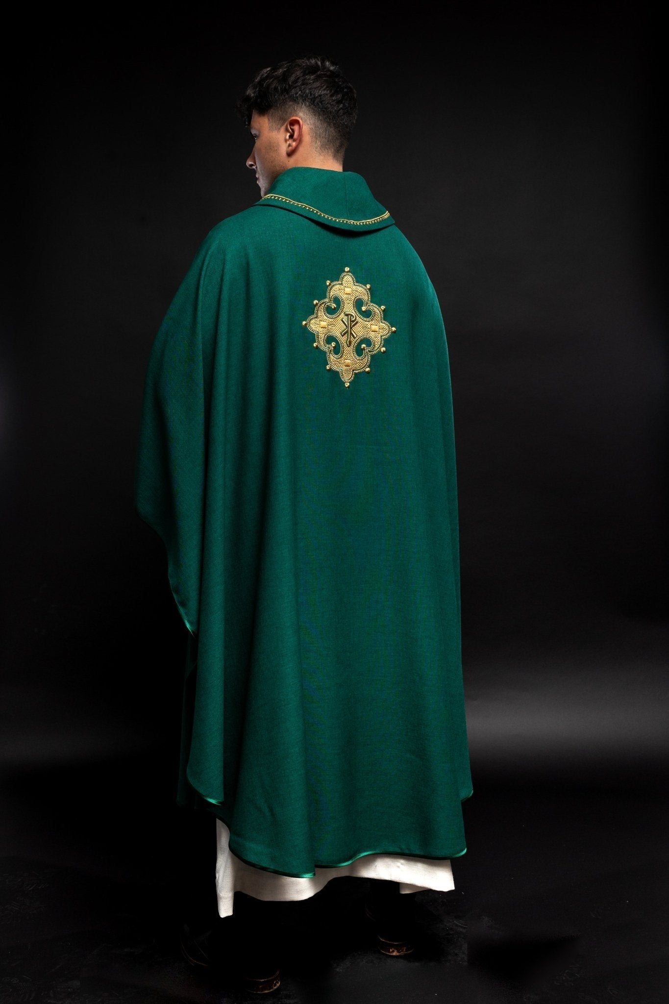 Casulla con cruz bordada y ribete dorado en el cuello y de color verde S - 7065 - 01 - 70 - CASULLAS.ES