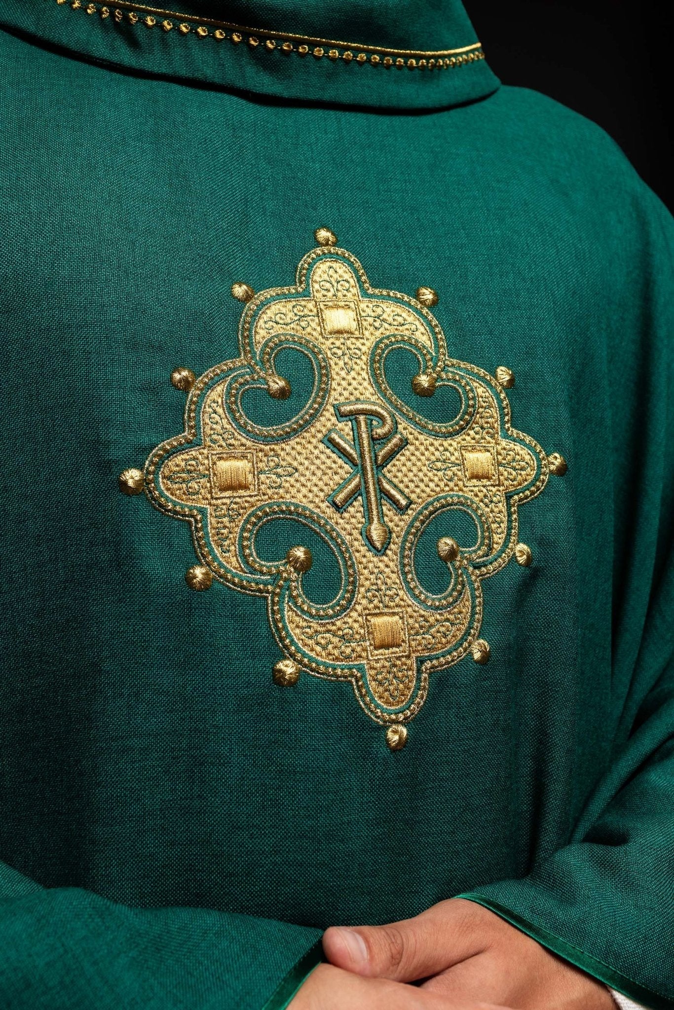Casulla con cruz bordada y ribete dorado en el cuello y de color verde S - 7065 - 01 - 70 - CASULLAS.ES