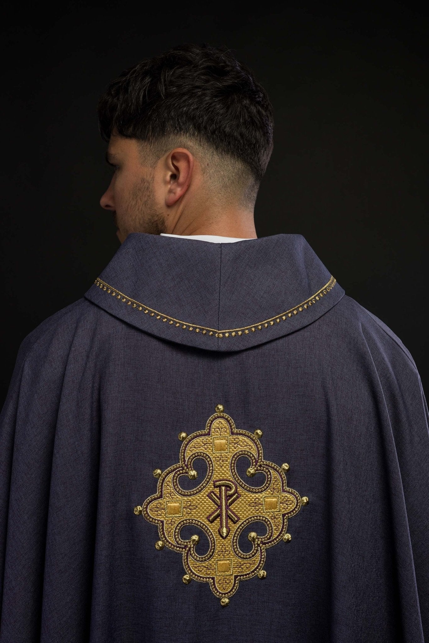 Casulla con cruz bordada y ribete dorado en el cuello y de color violeta S - 7065 - 03 - 70 - CASULLAS.ES