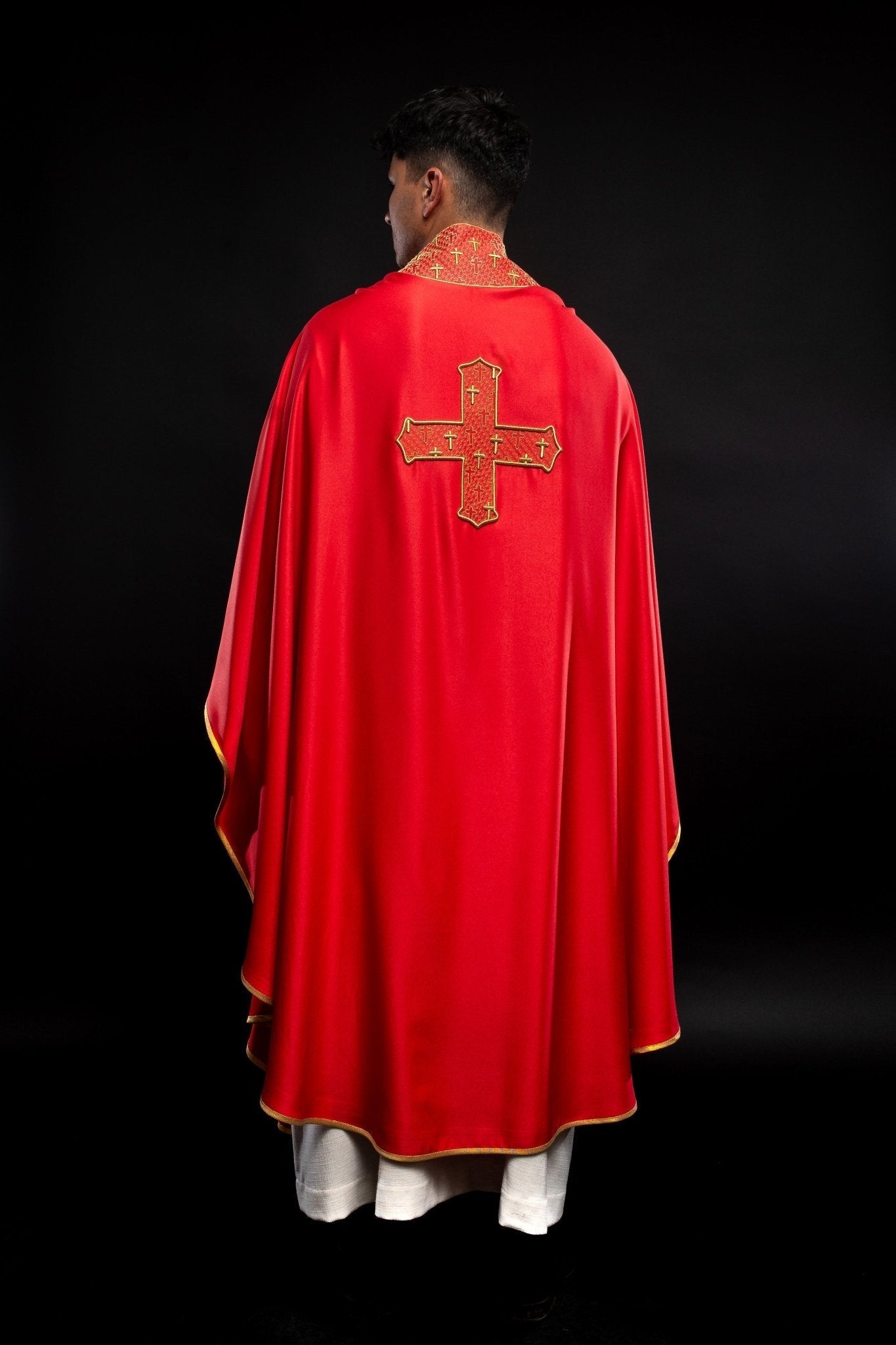 Casulla con cruz y cuello ricamente bordados en color rojo S - 7061 - 02 - 53 - CASULLAS.ES