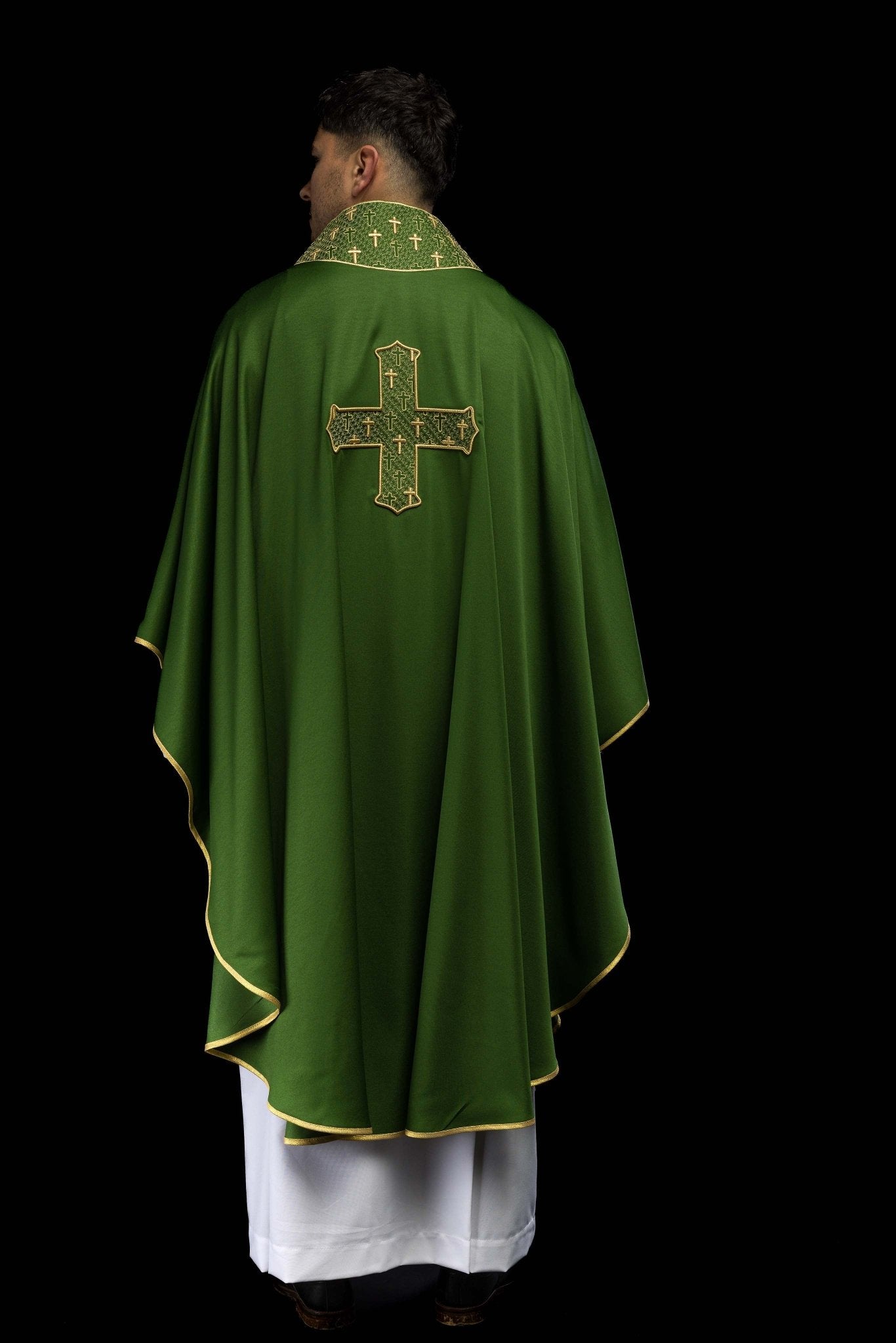 Casulla con cruz y cuello ricamente bordados en verde S-7061-01-53 - CASULLAS.ES