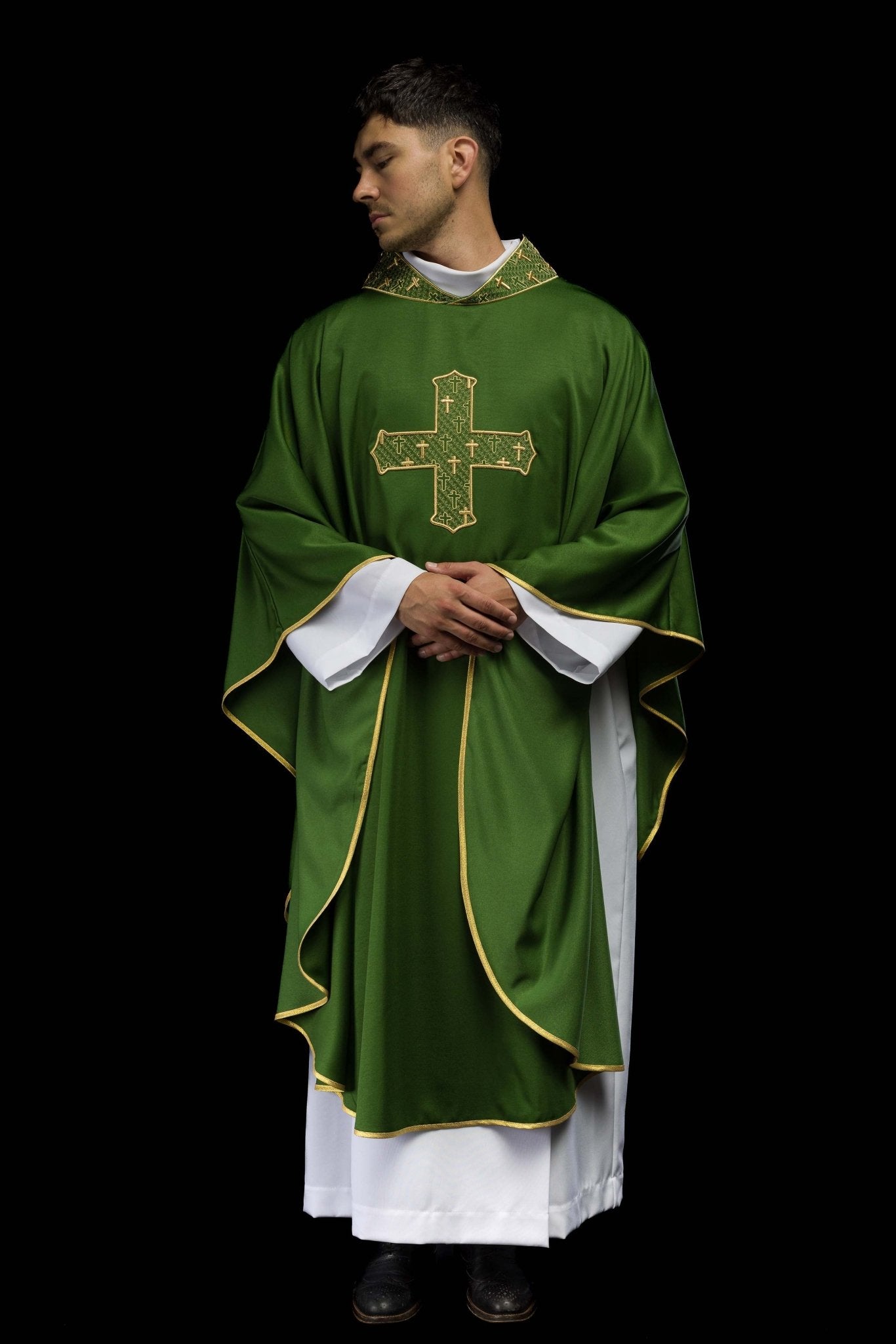 Casulla con cruz y cuello ricamente bordados en verde S-7061-01-53 - CASULLAS.ES