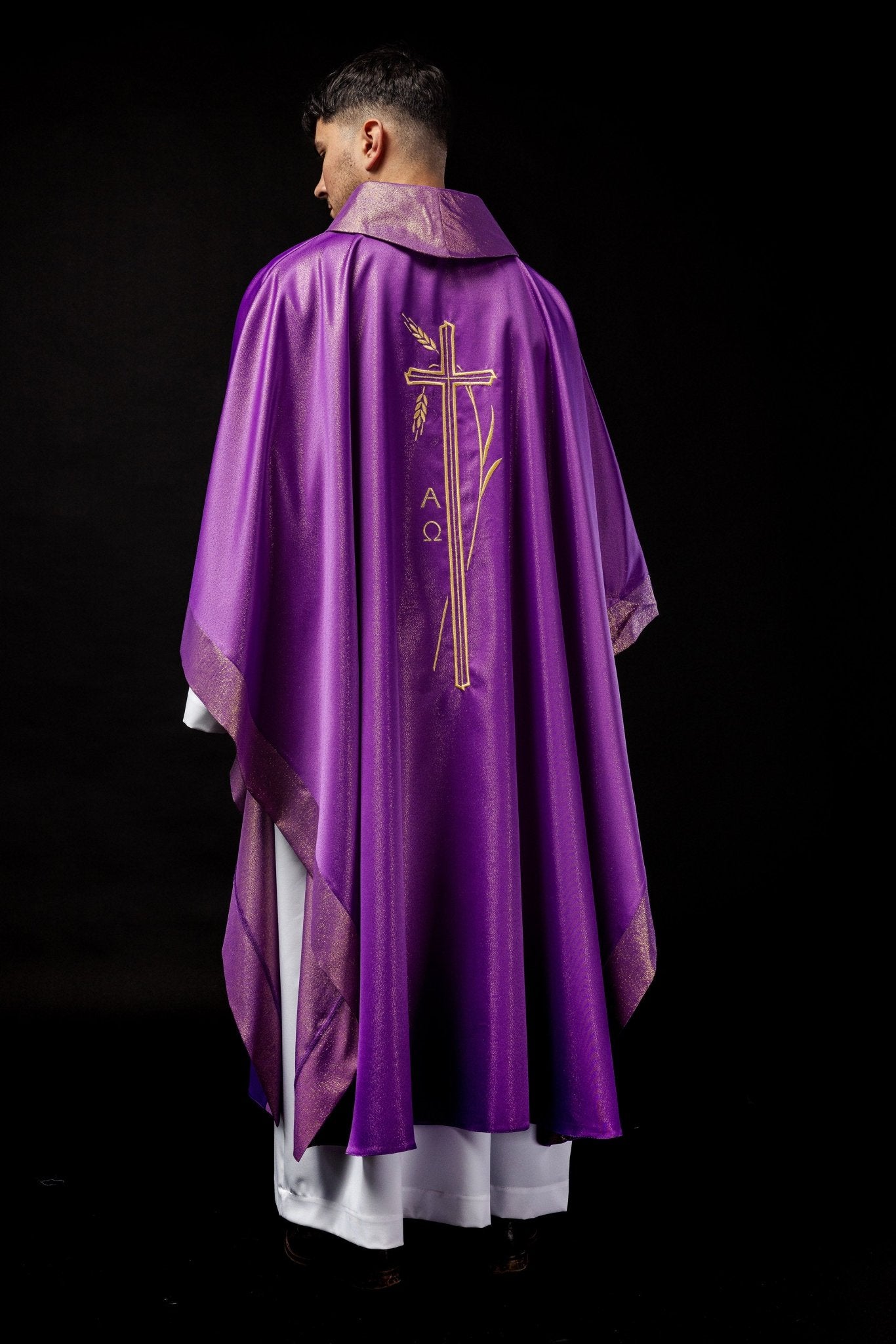 Casulla con motivo de cruz y espiga de color morado S - 7052 - 03 - 54 - CASULLAS.ES
