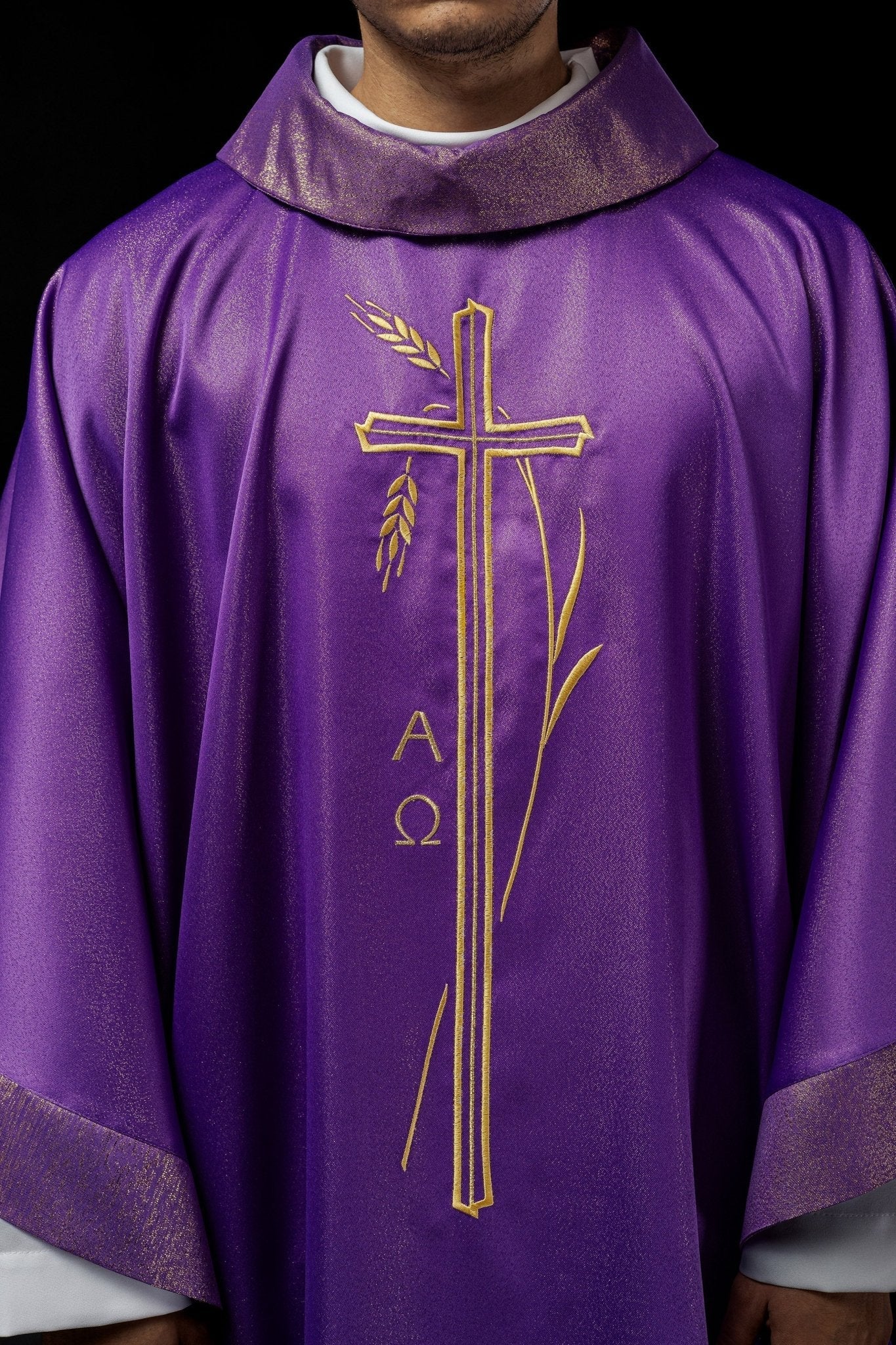 Casulla con motivo de cruz y espiga de color morado S - 7052 - 03 - 54 - CASULLAS.ES