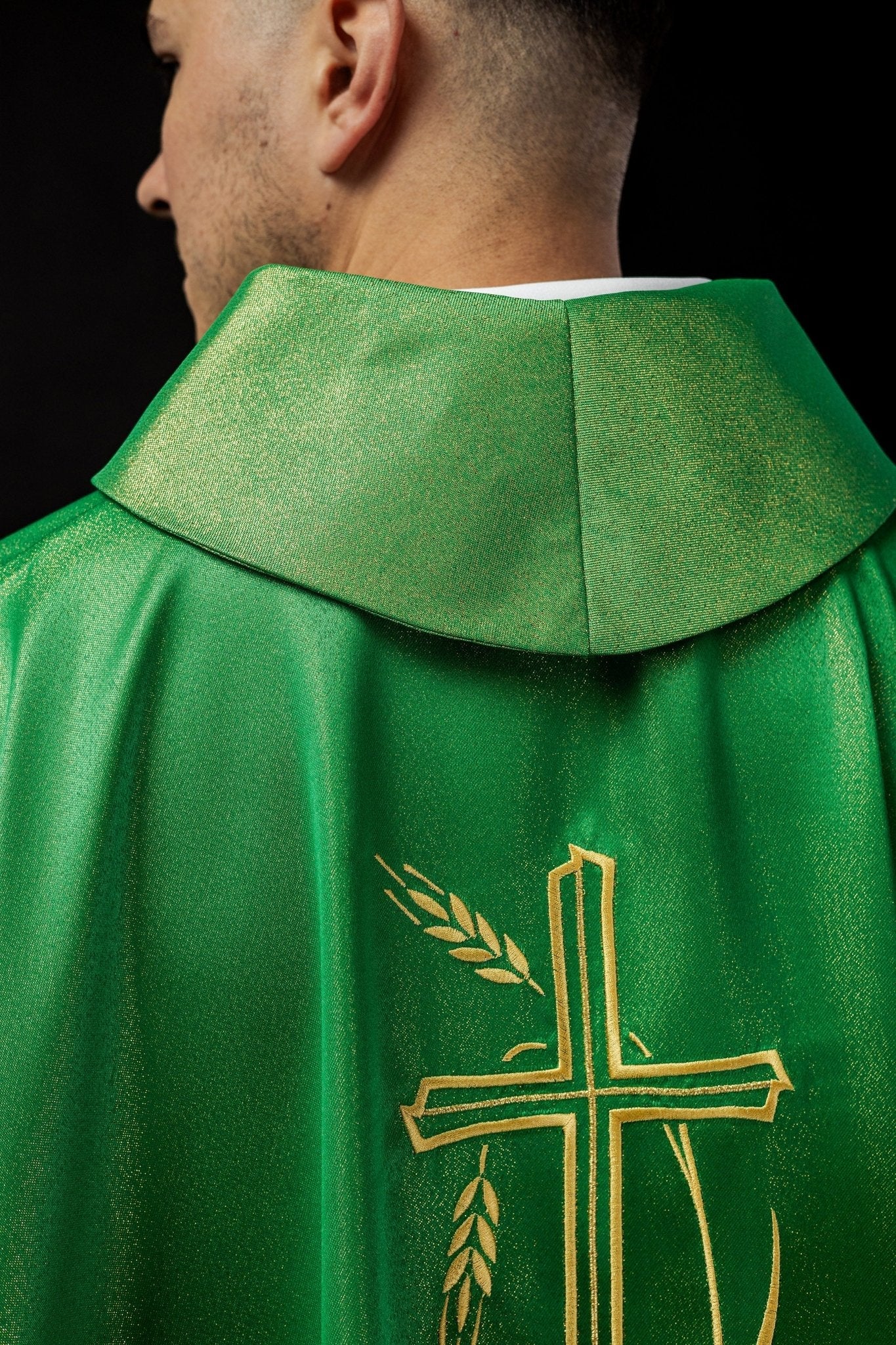 Casulla con motivo de cruz y espiga en verde S - 7052 - 01 - 54 - CASULLAS.ES
