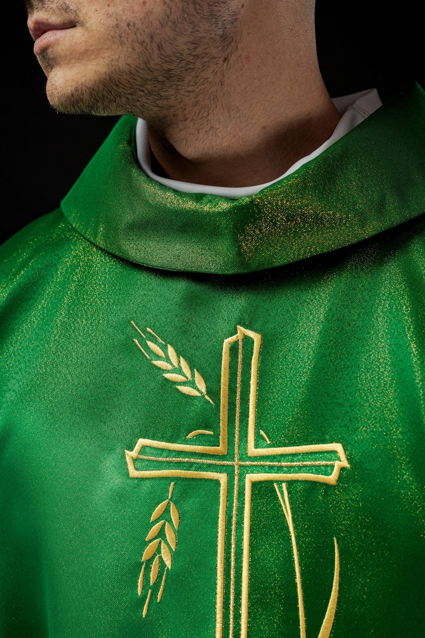 Casulla con motivo de cruz y espiga en verde S - 7052 - 01 - 54 - CASULLAS.ES