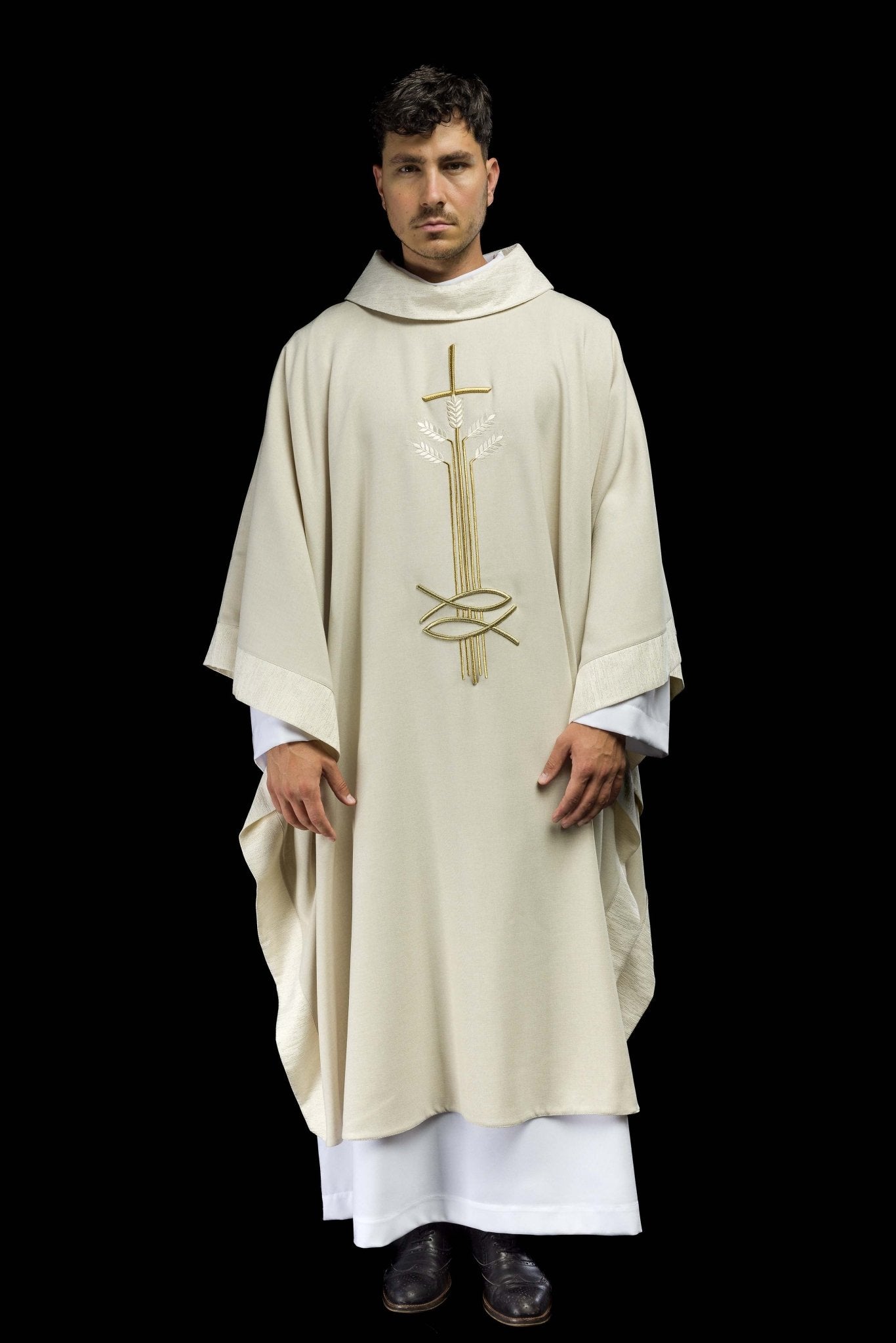 Casulla con motivo de cruz y pez S-7063-05-70 - CASULLAS.ES