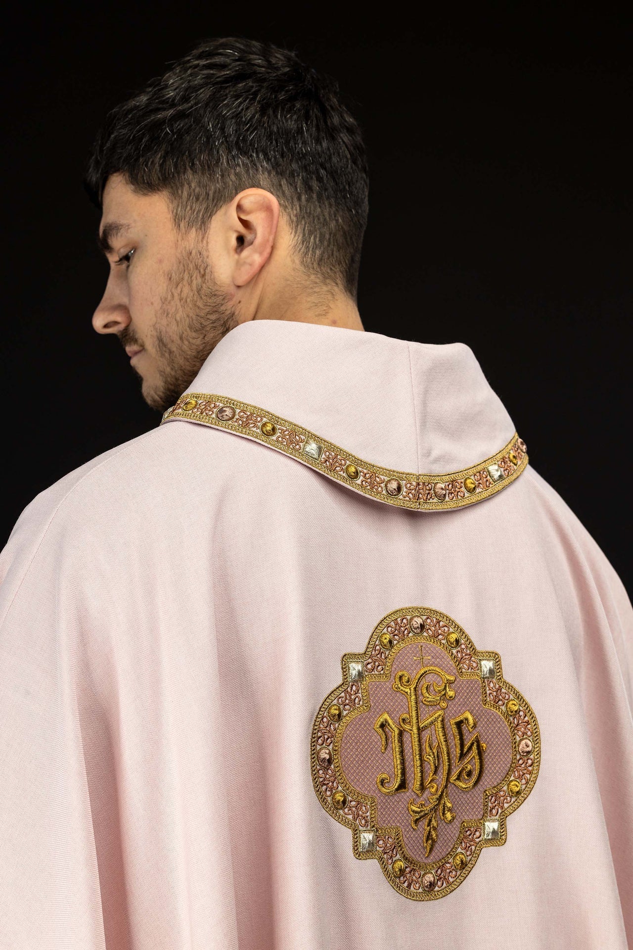 Casulla con rico bordado IHS y cuello en color rosa S-7073-08-70 - CASULLAS.ES
