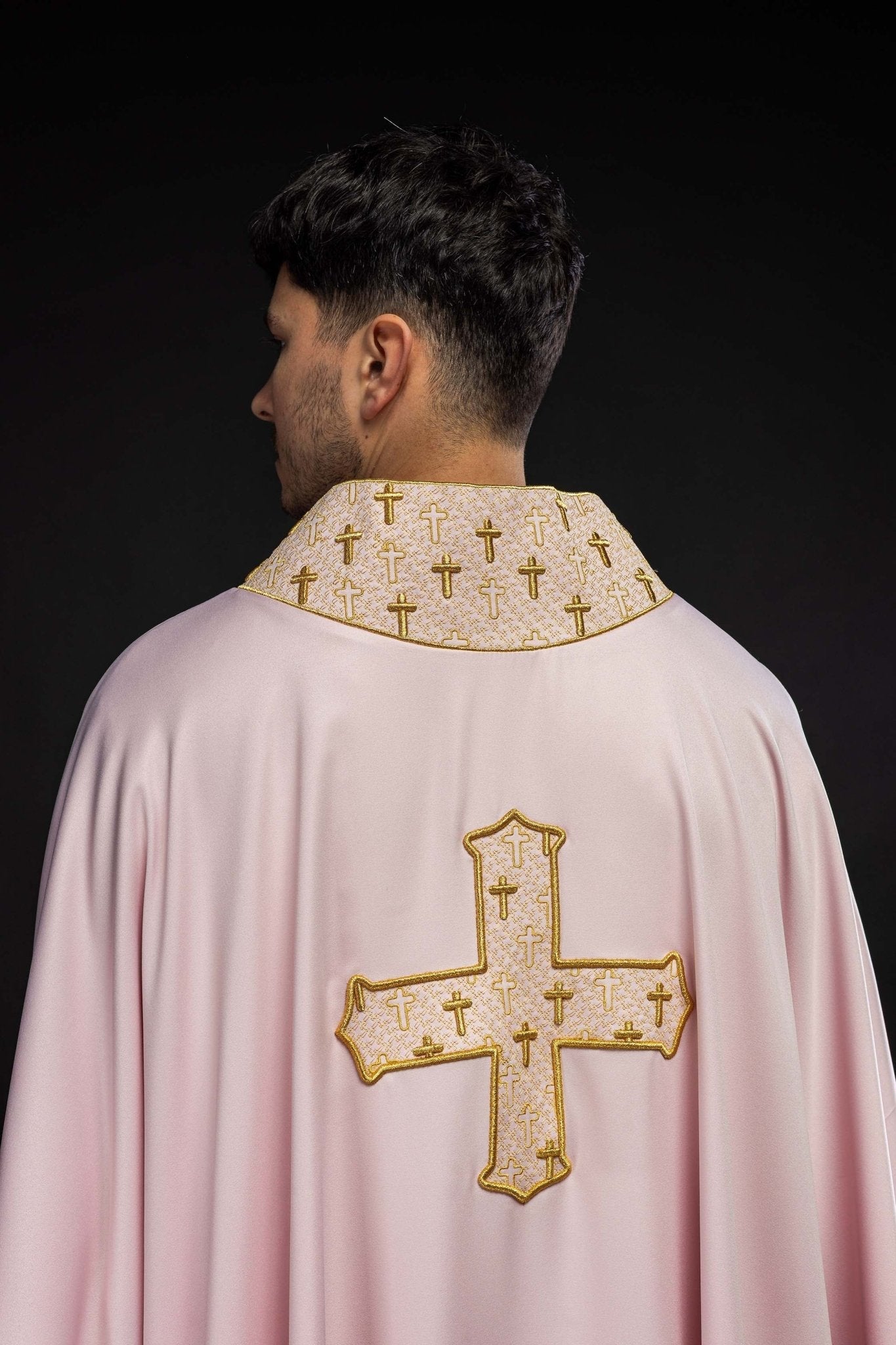 Casulla con una cruz ricamente bordada y cuello rosa S - 7061 - 08 - 53 - CASULLAS.ES