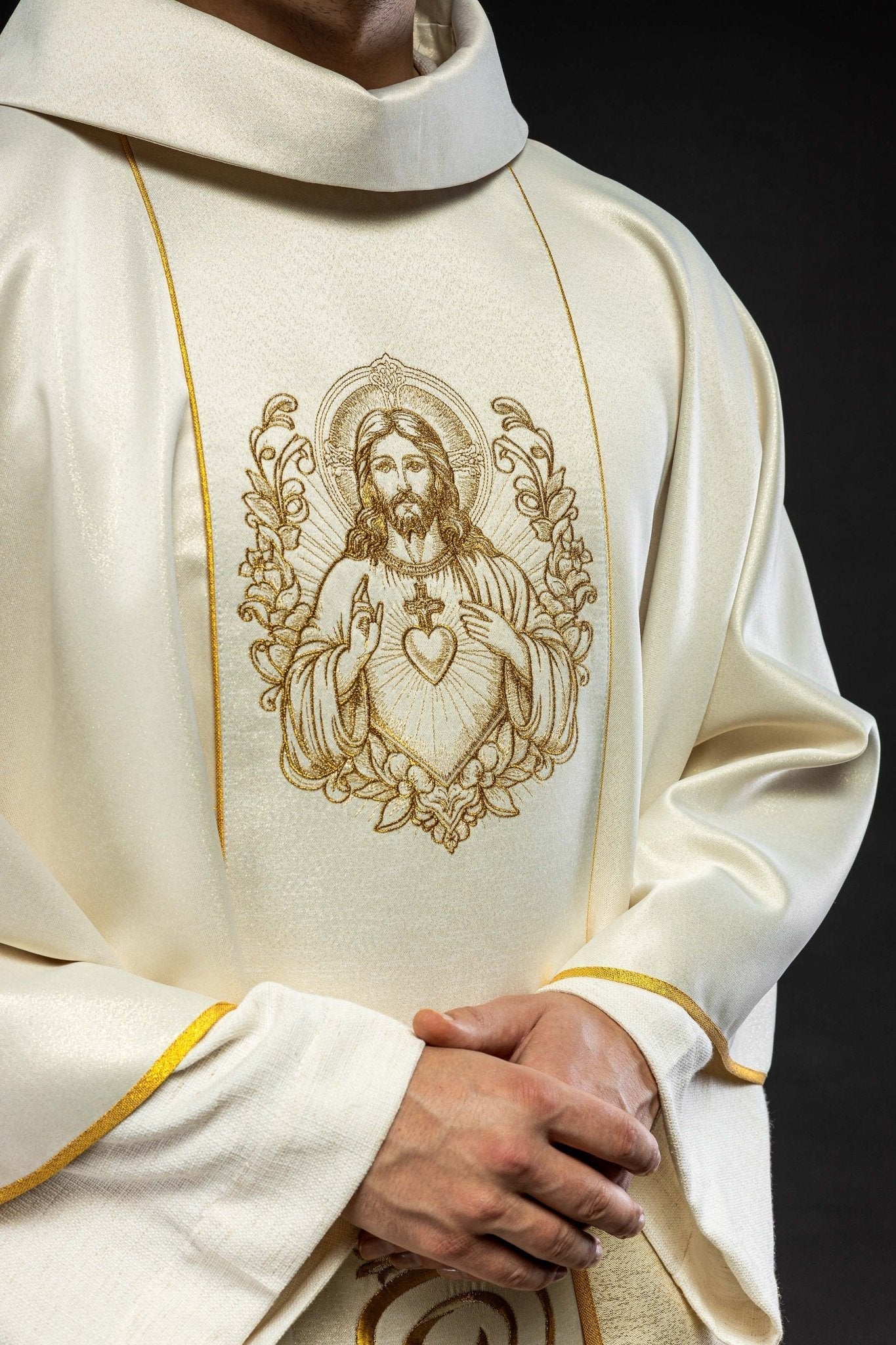 Casulla cruda con imagen del Sagrado Corazón de Jesús KOW2/035/05/54 - CASULLAS.ES
