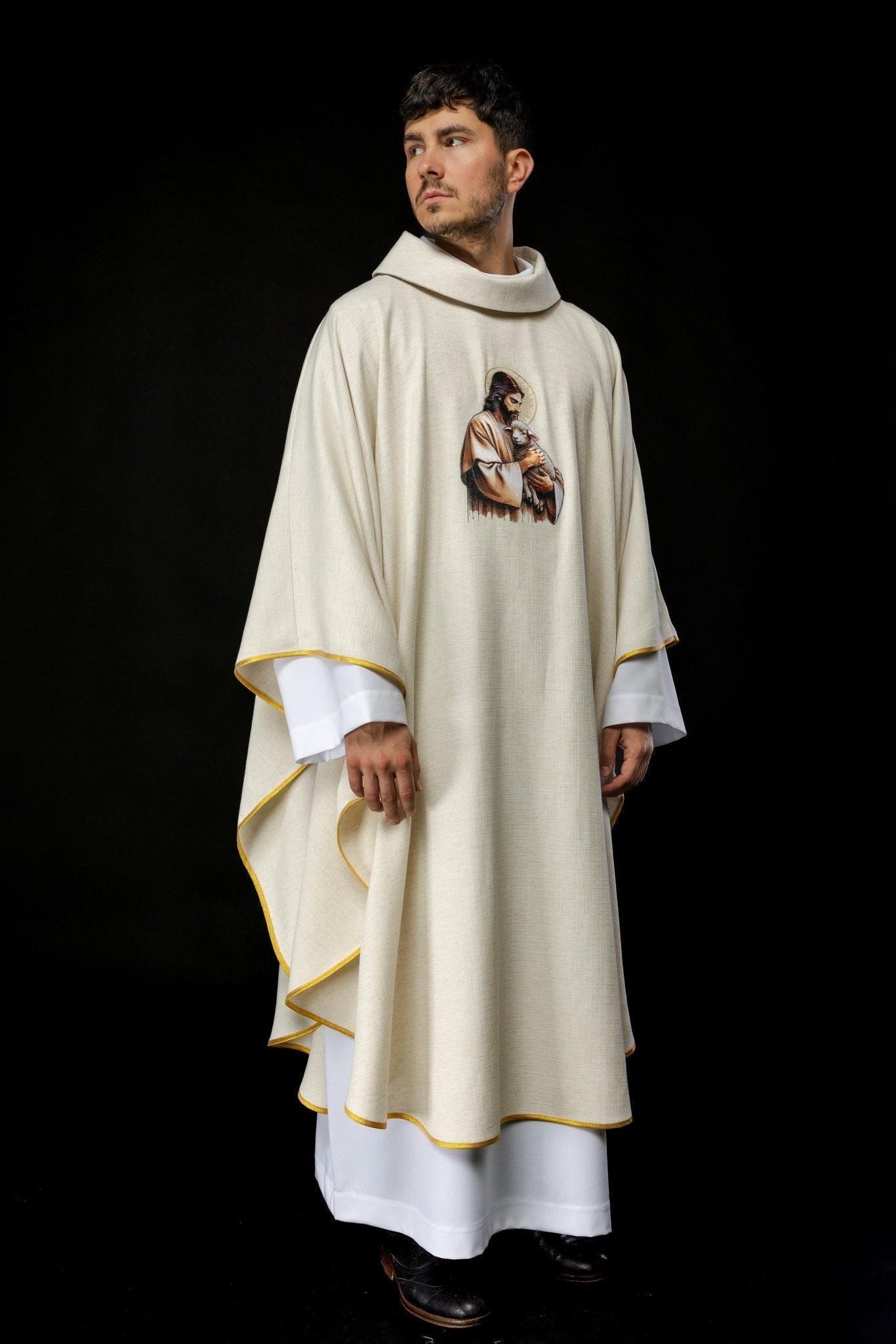 Casulla de color crudo con la imagen de Jesús el Buen Pastor con el Cordero KOW2/028/05/49 - CASULLAS.ES