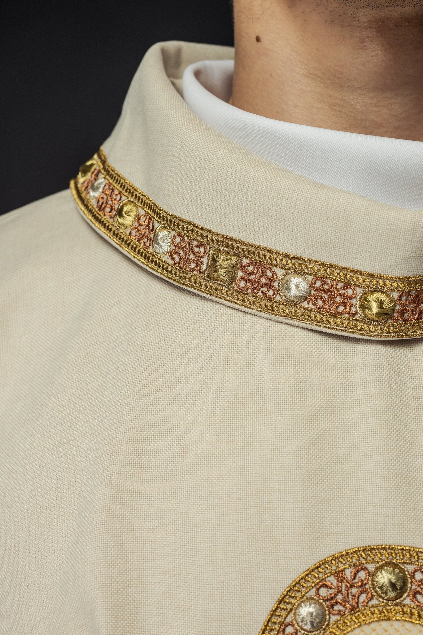 Casulla de color crudo con ribetes bordados en el cuello y alrededor del bordado de la cruz S - 7066 - 05 - 70 - CASULLAS.ES