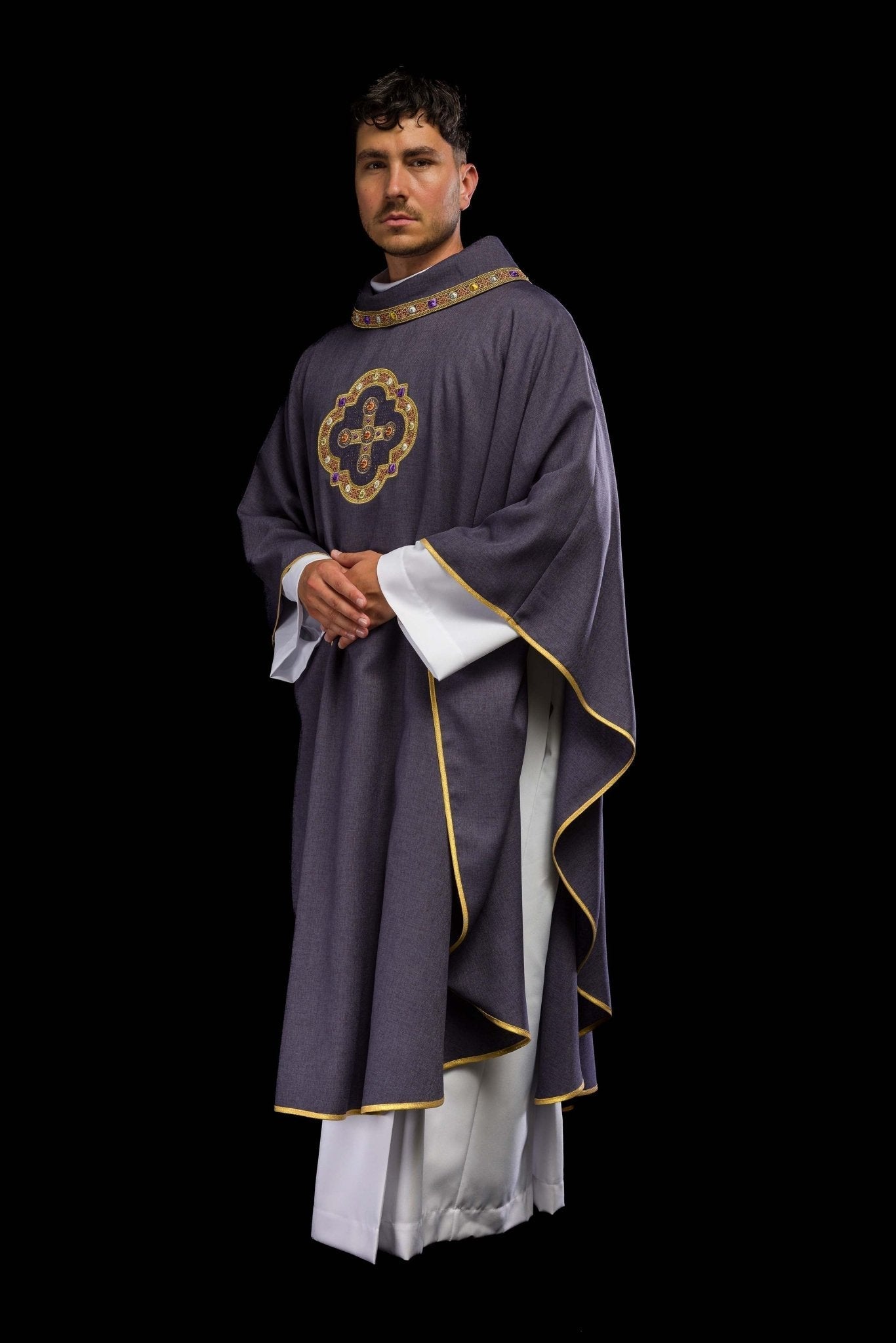 Casulla de color morado con ribetes bordados en el cuello y alrededor del bordado de la cruz. S - 7066 - 03 - 70 - CASULLAS.ES