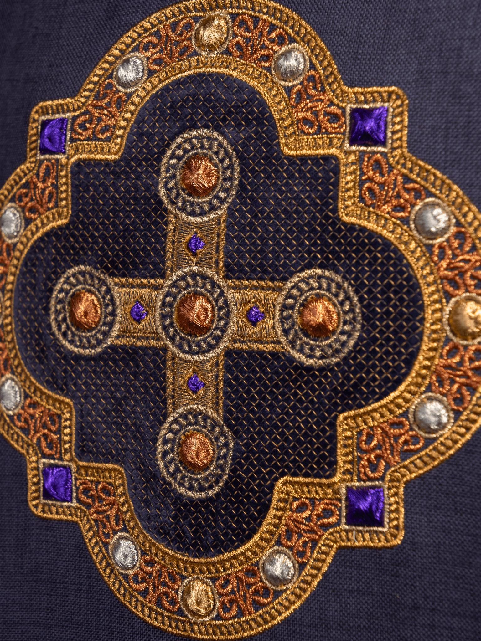 Casulla de color morado con ribetes bordados en el cuello y alrededor del bordado de la cruz. S - 7066 - 03 - 70 - CASULLAS.ES
