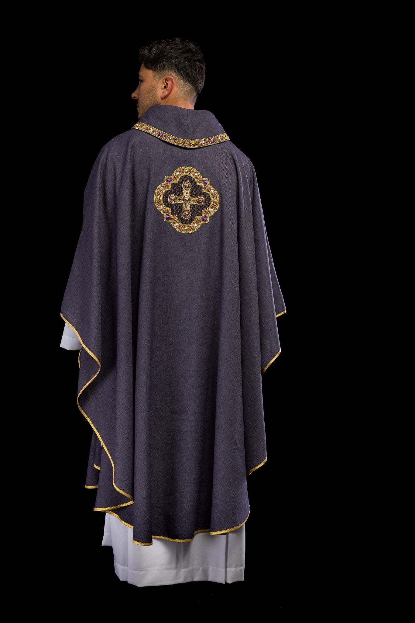 Casulla de color morado con ribetes bordados en el cuello y alrededor del bordado de la cruz. S - 7066 - 03 - 70 - CASULLAS.ES