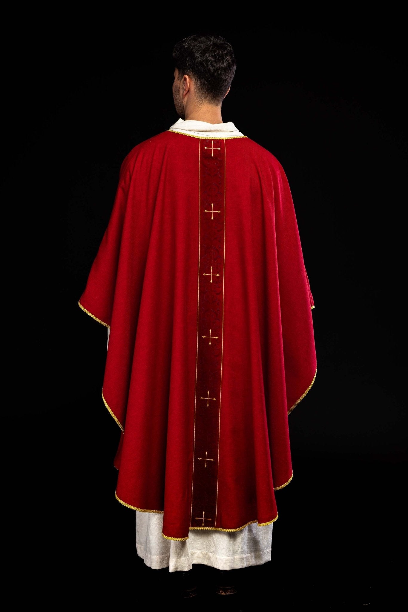 Casulla de color rojo con banda bordada con cruces LE/7074/02 - CASULLAS.ES