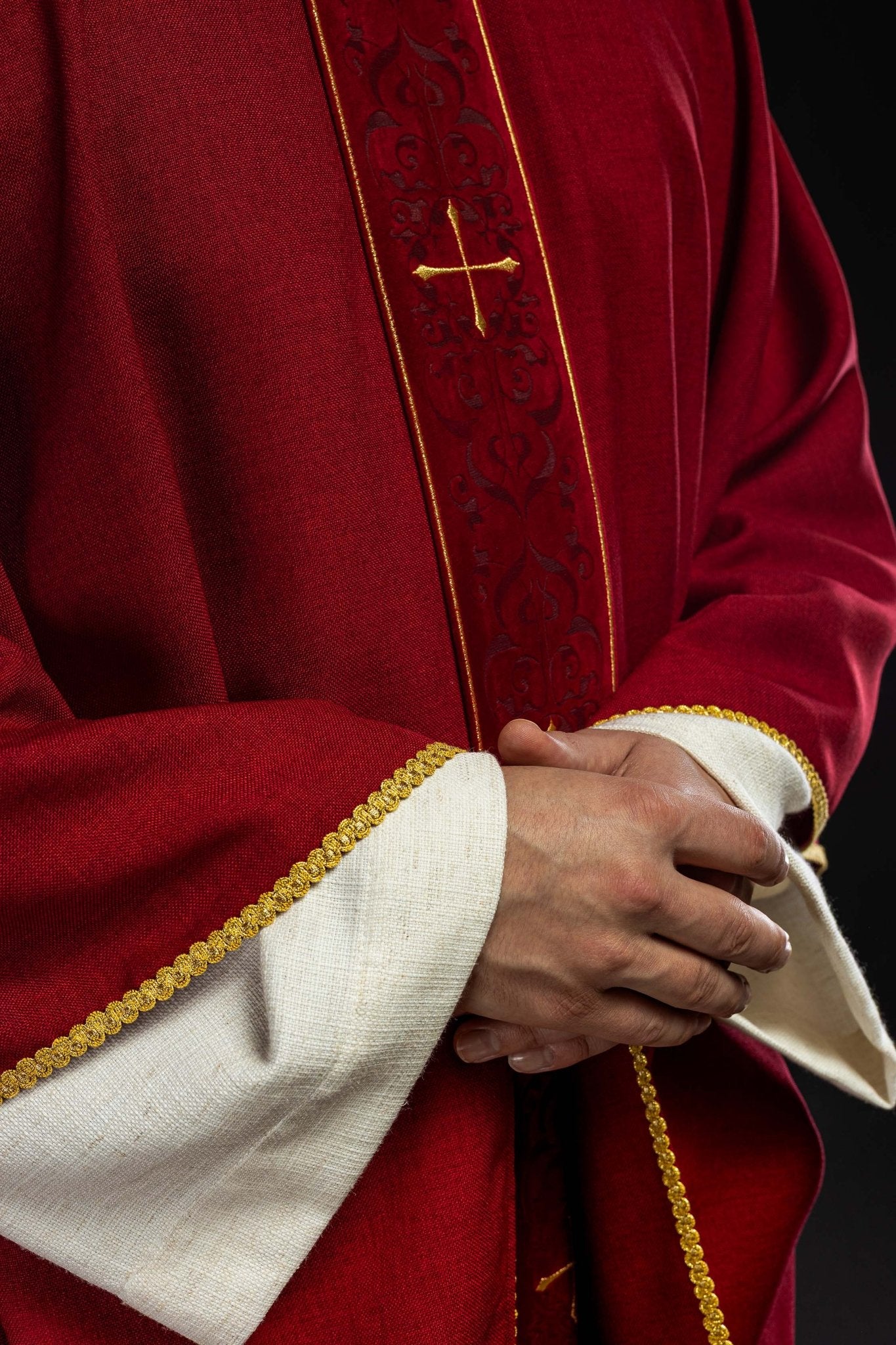 Casulla de color rojo con banda bordada con cruces LE/7074/02 - CASULLAS.ES