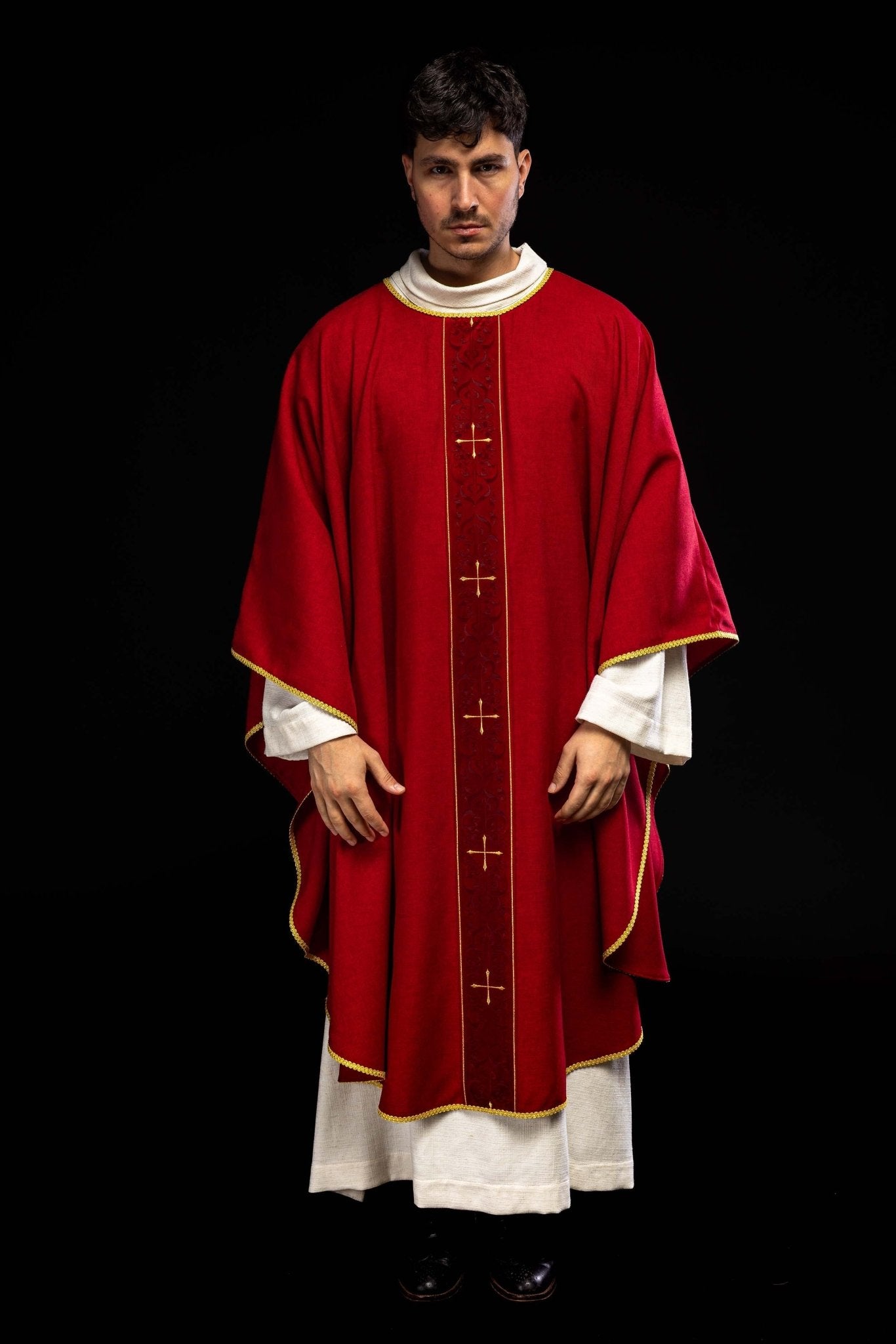 Casulla de color rojo con banda bordada con cruces LE/7074/02 - CASULLAS.ES