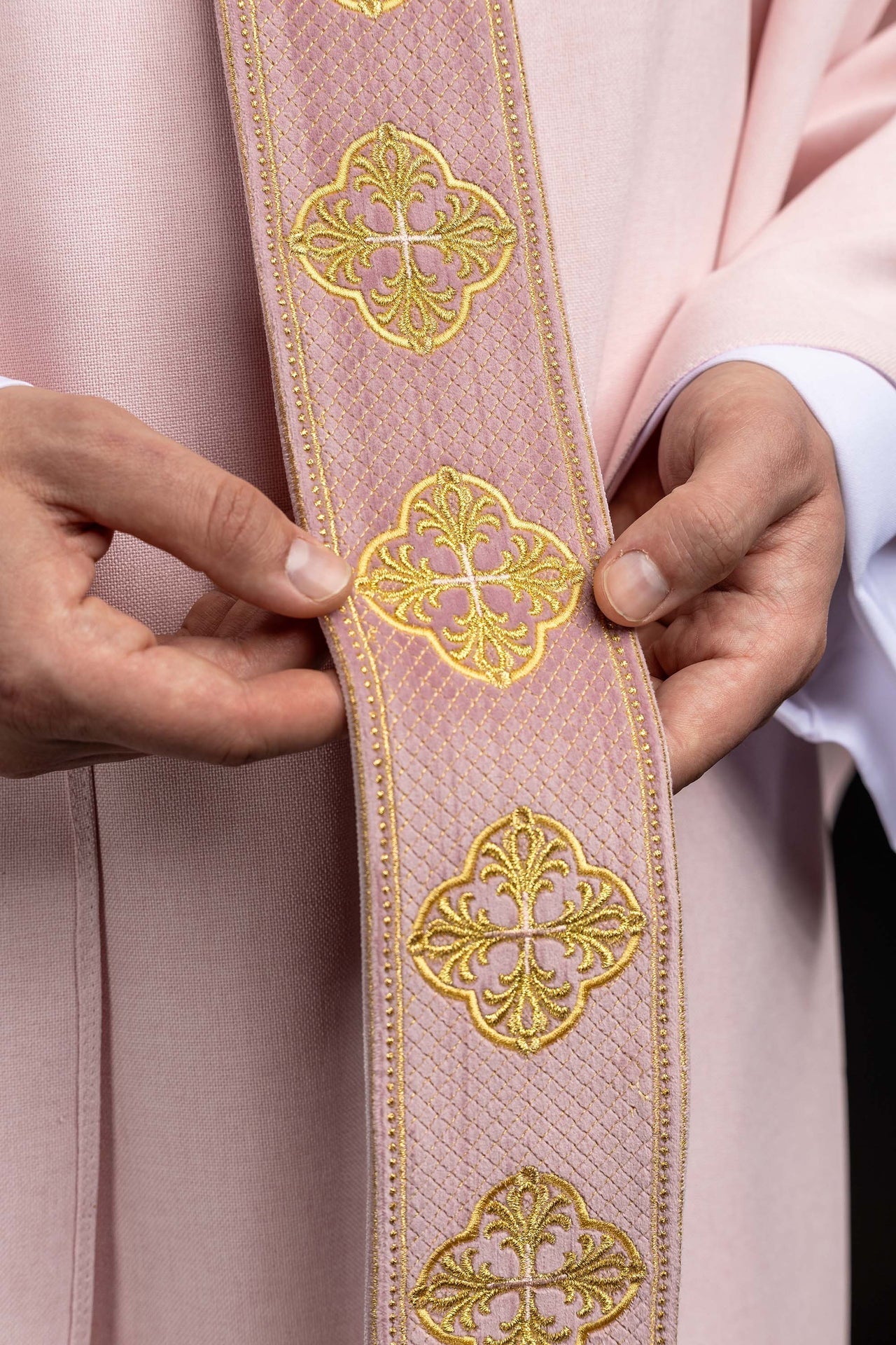 Casulla de color rosa con banda bordada y cuello con cruces S-7069-08-70 - CASULLAS.ES