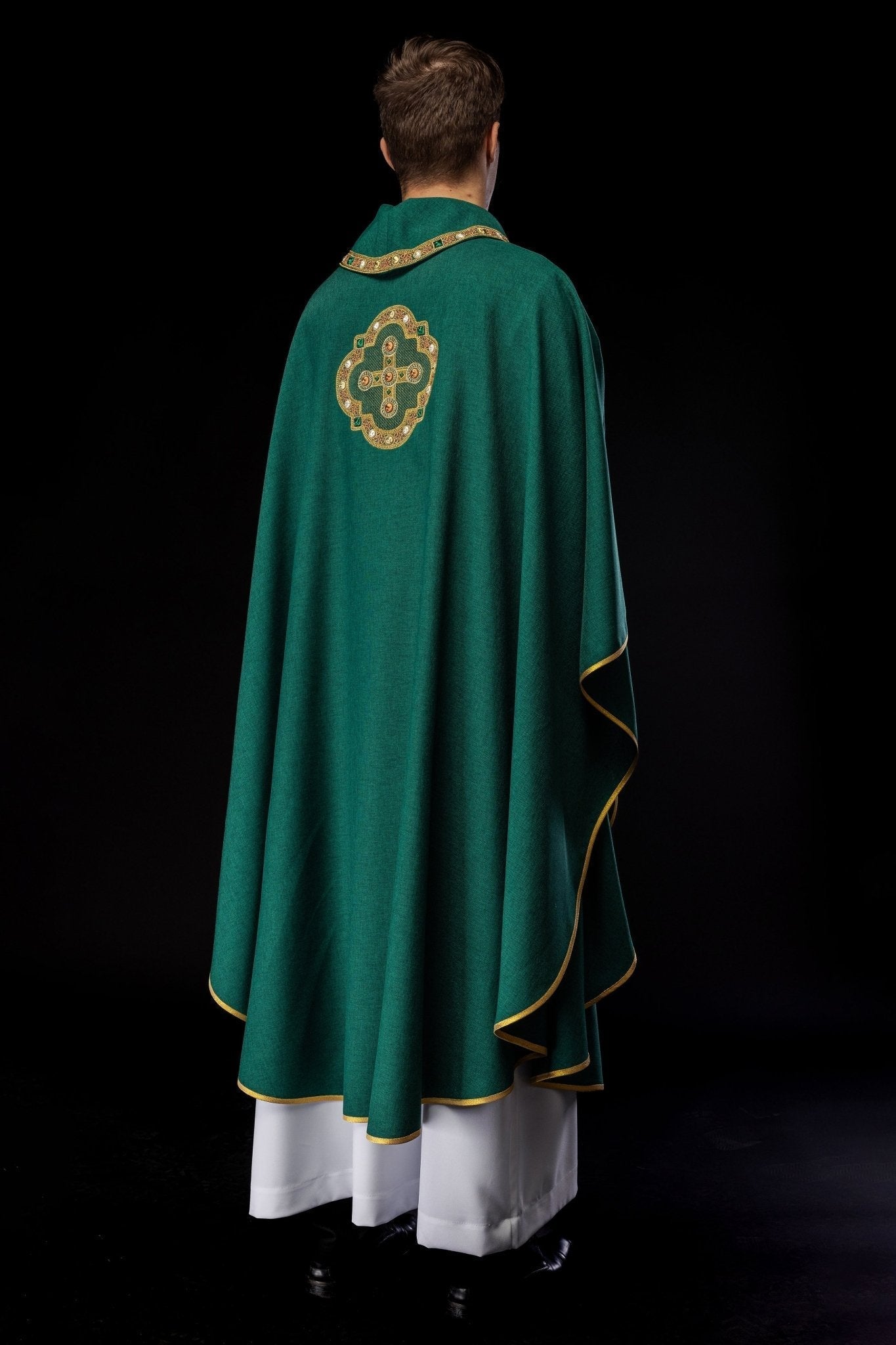 Casulla de color verde con ribetes bordados en el cuello y alrededor del bordado de la cruz S - 7066 - 01 - 70 - CASULLAS.ES