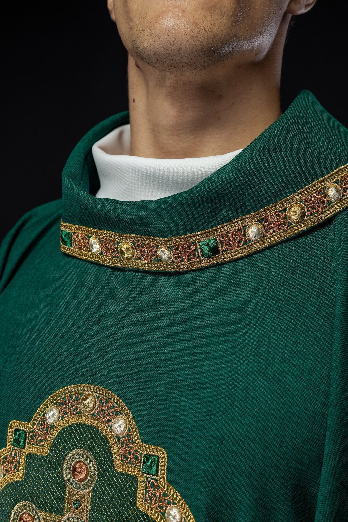 Casulla de color verde con ribetes bordados en el cuello y alrededor del bordado de la cruz S - 7066 - 01 - 70 - CASULLAS.ES