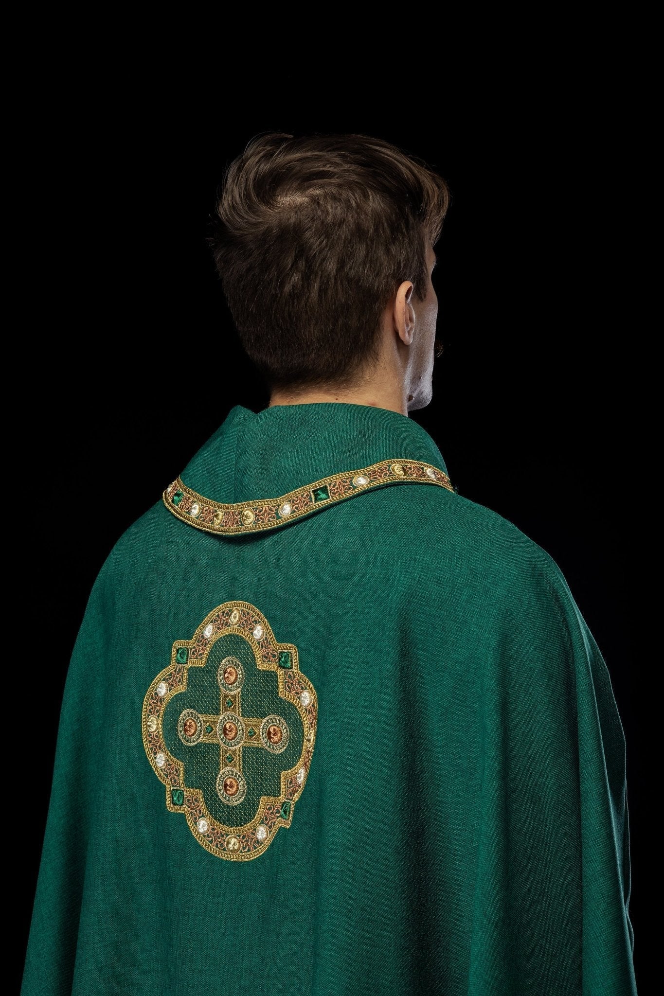 Casulla de color verde con ribetes bordados en el cuello y alrededor del bordado de la cruz S - 7066 - 01 - 70 - CASULLAS.ES