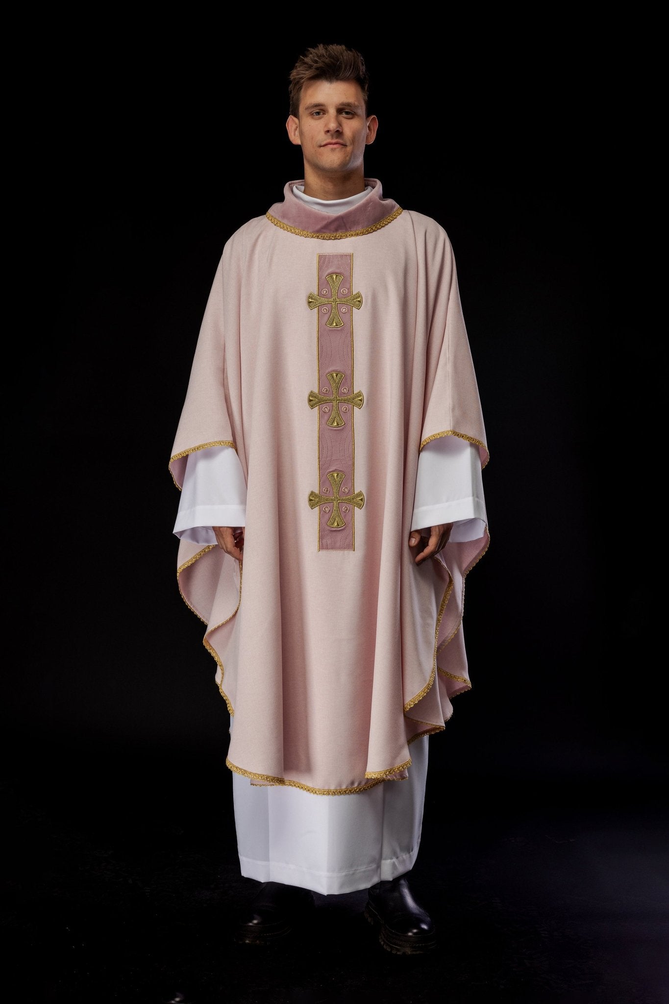 Casulla de cruces bordadas en oro y ribete del cuello en rosa S - 7068 - 08 - 70 - CASULLAS.ES