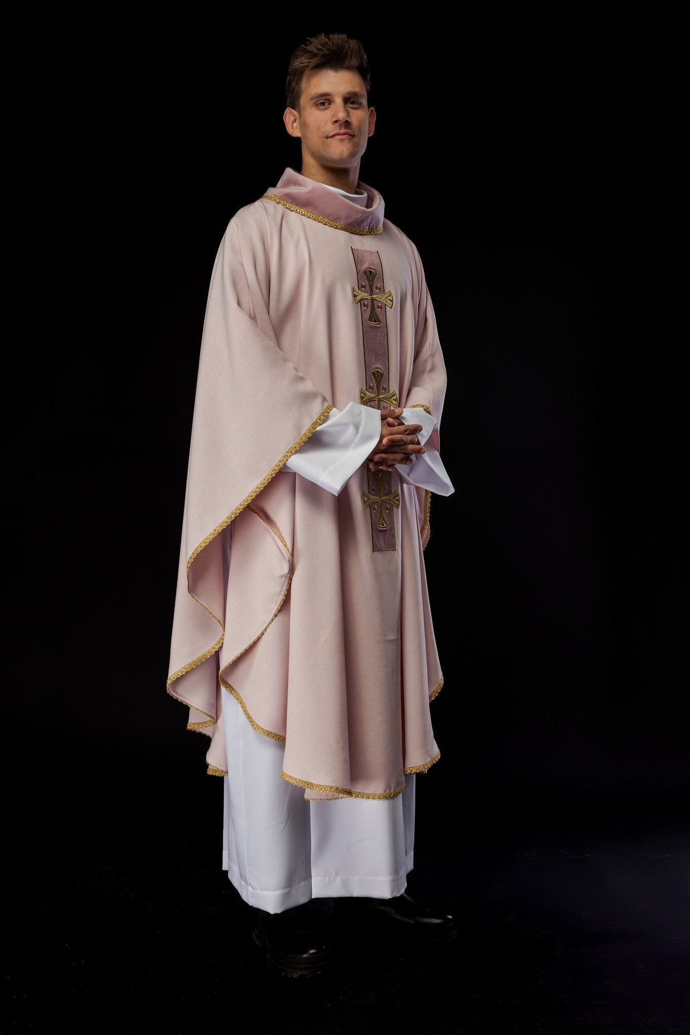 Casulla de cruces bordadas en oro y ribete del cuello en rosa S - 7068 - 08 - 70 - CASULLAS.ES