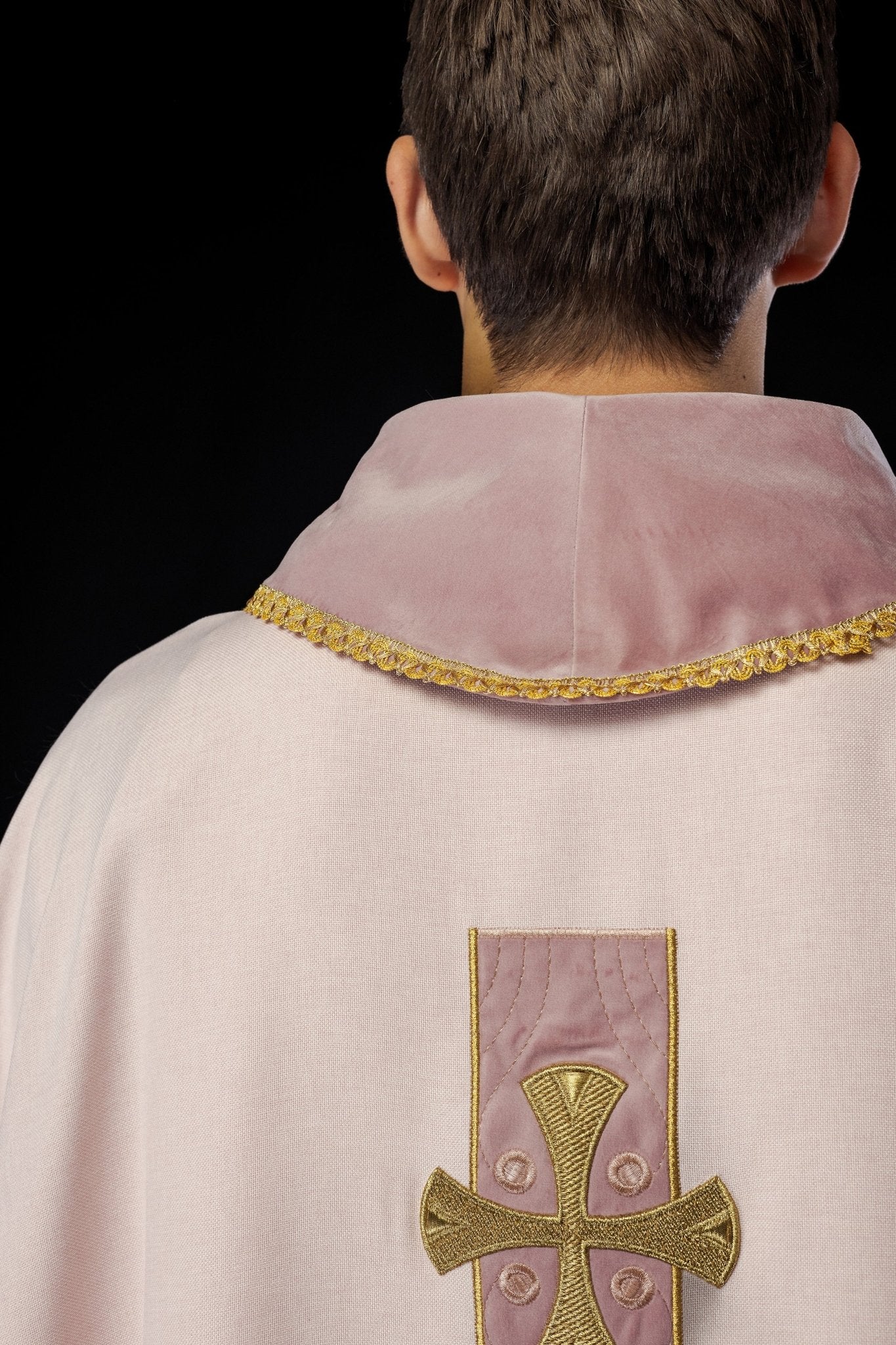 Casulla de cruces bordadas en oro y ribete del cuello en rosa S - 7068 - 08 - 70 - CASULLAS.ES
