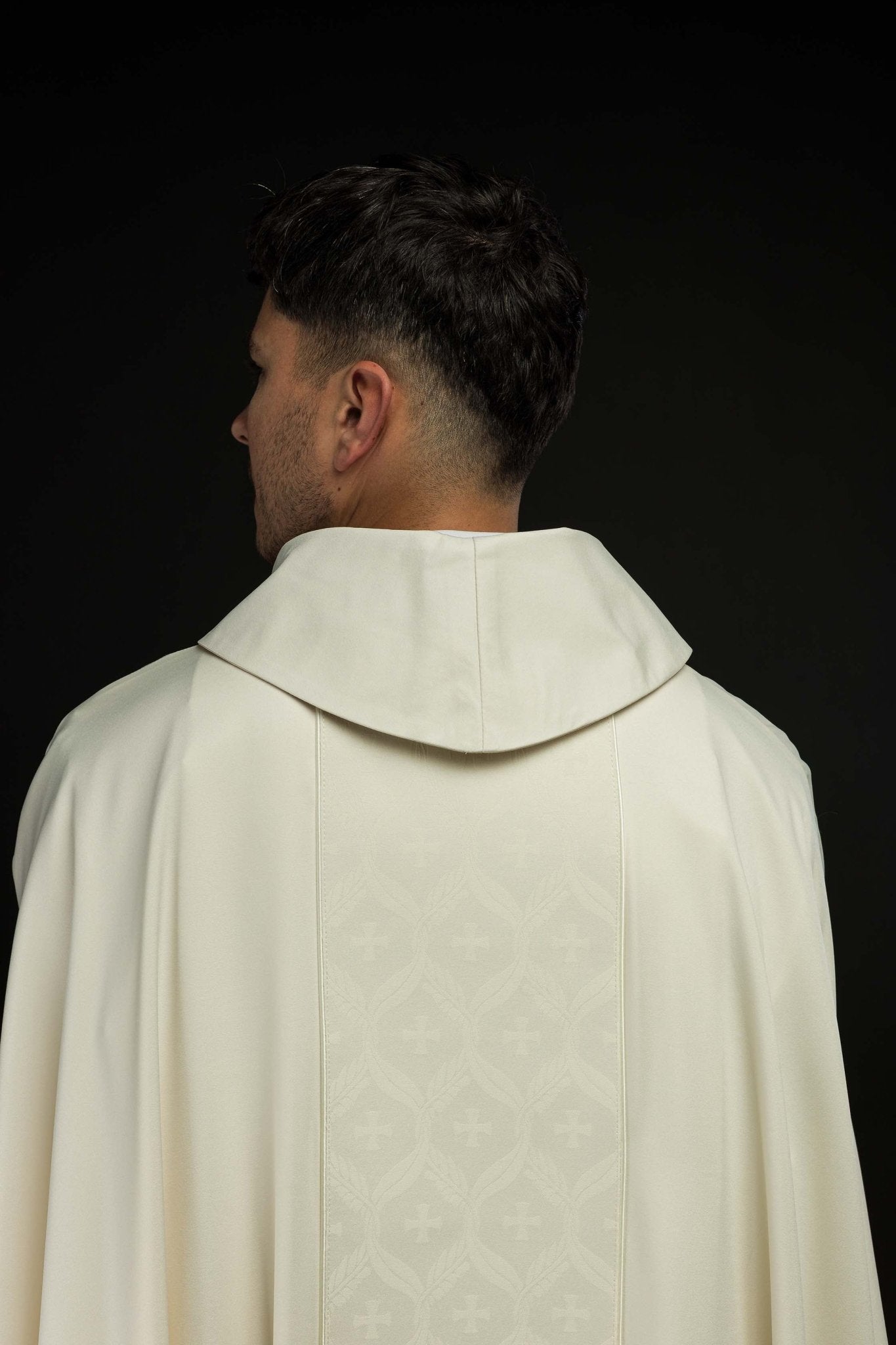 Casulla écru con banda jacquard decorada con cruces KOR/402/05/53 - CASULLAS.ES