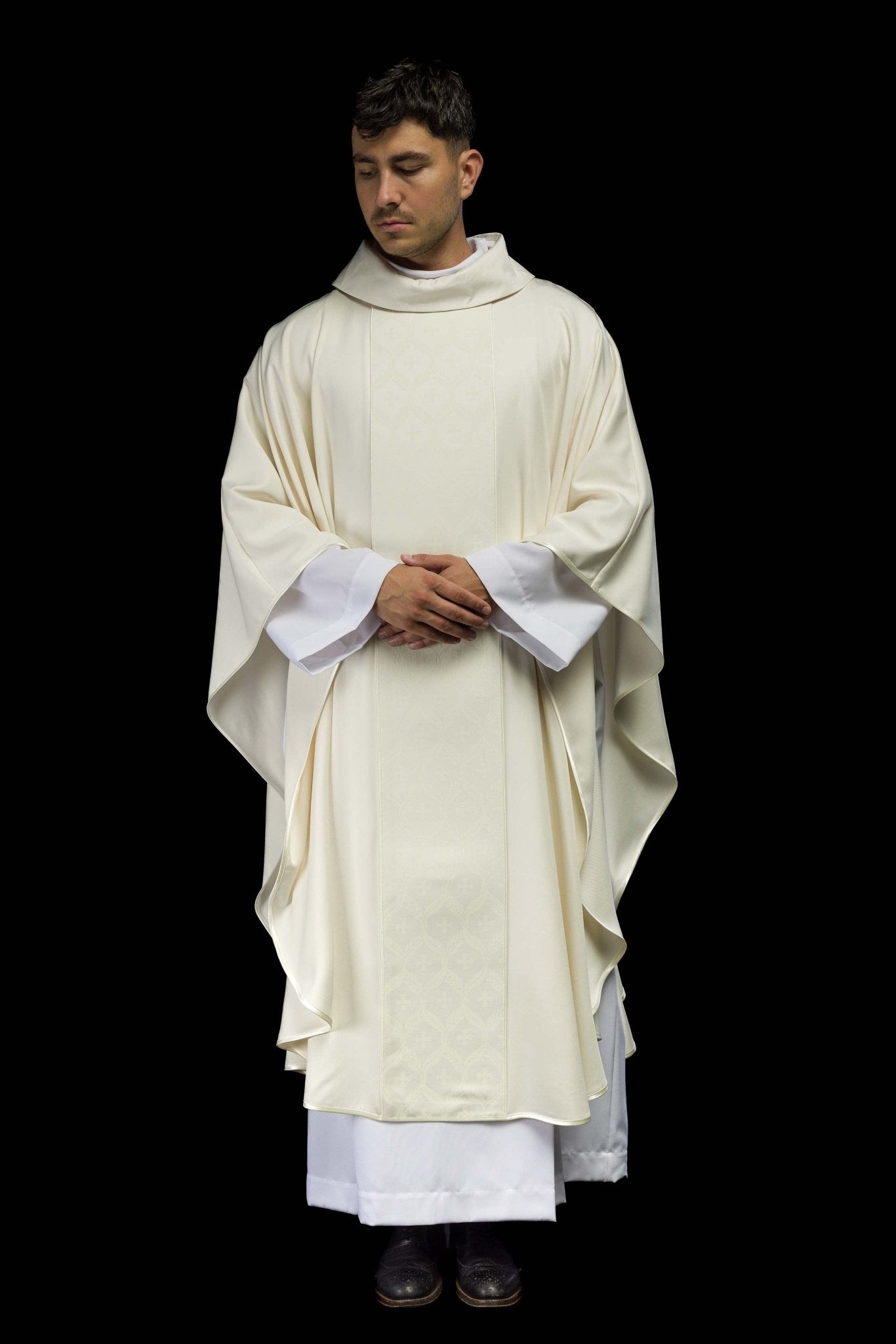 Casulla écru con banda jacquard decorada con cruces KOR/402/05/53 - CASULLAS.ES