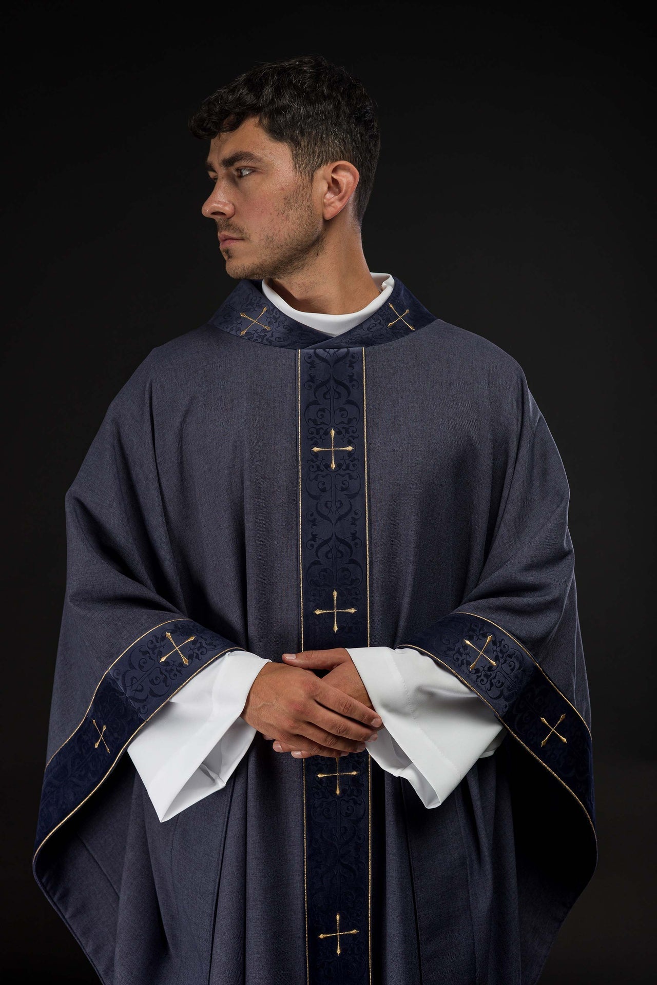 Casulla en color morado con banda y cuello bordados de cruces LE/7073/03 - CASULLAS.ES