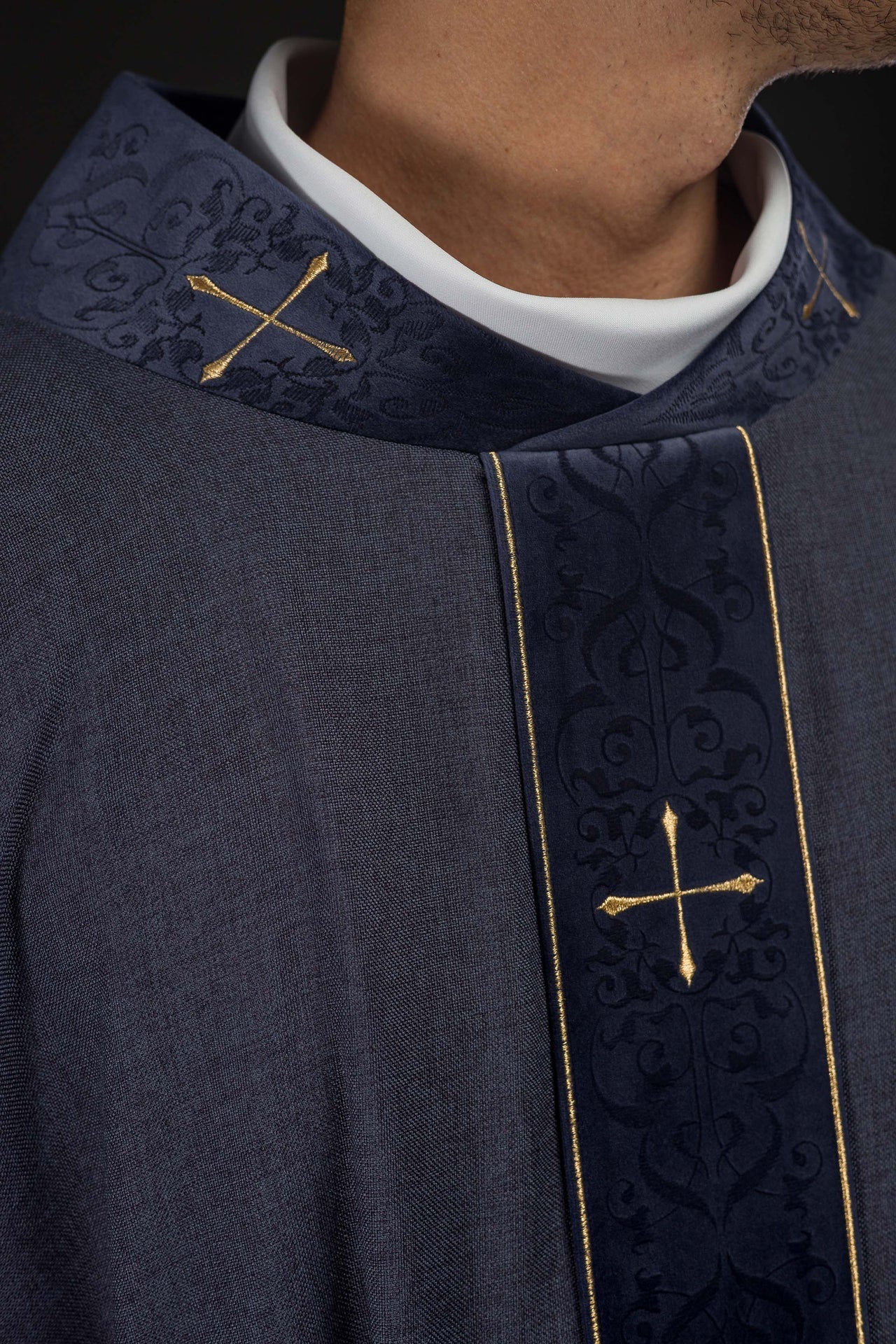 Casulla en color morado con banda y cuello bordados de cruces LE/7073/03 - CASULLAS.ES