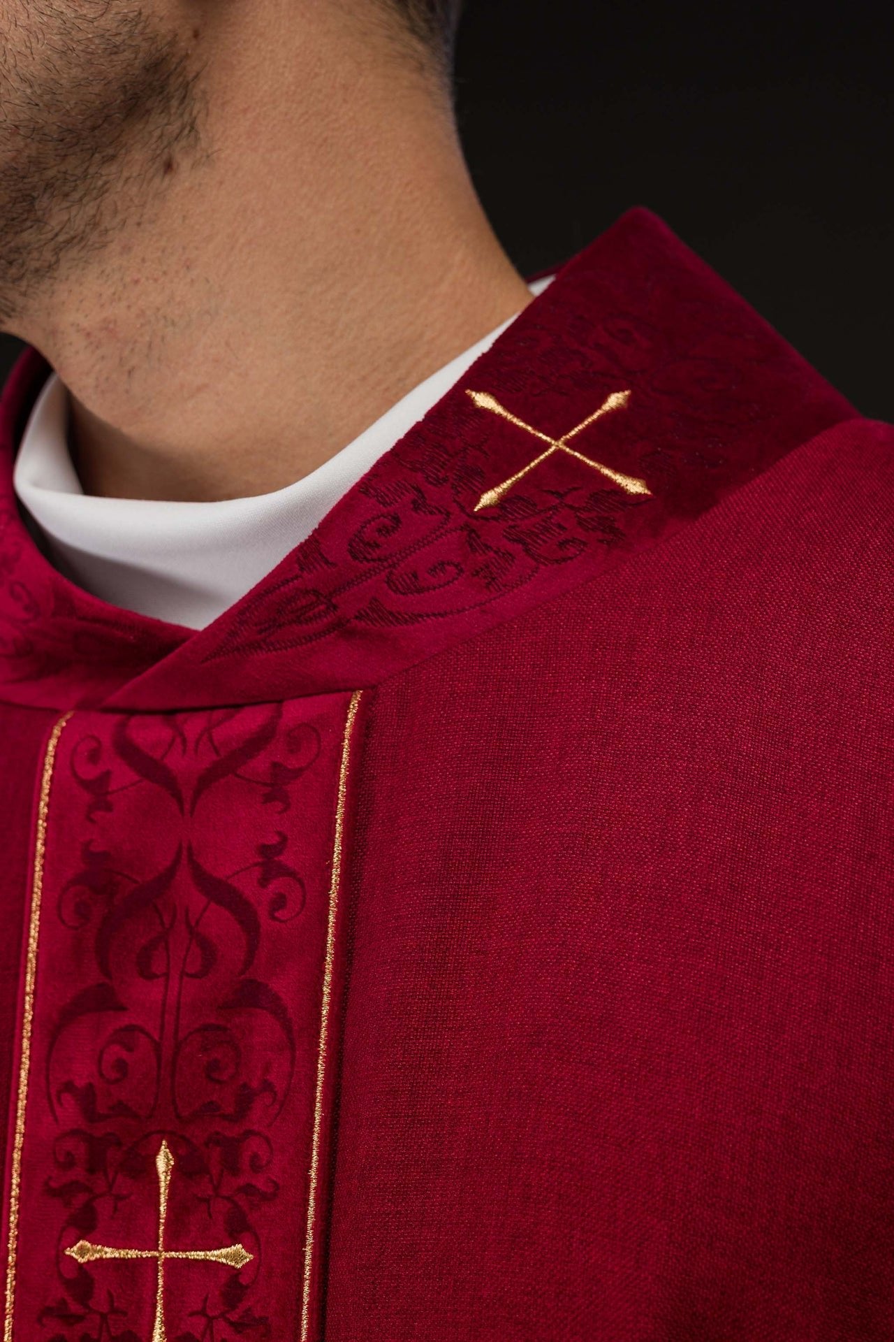 Casulla en color rojo con banda y cuello bordados de cruces LE/7073/02 - CASULLAS.ES