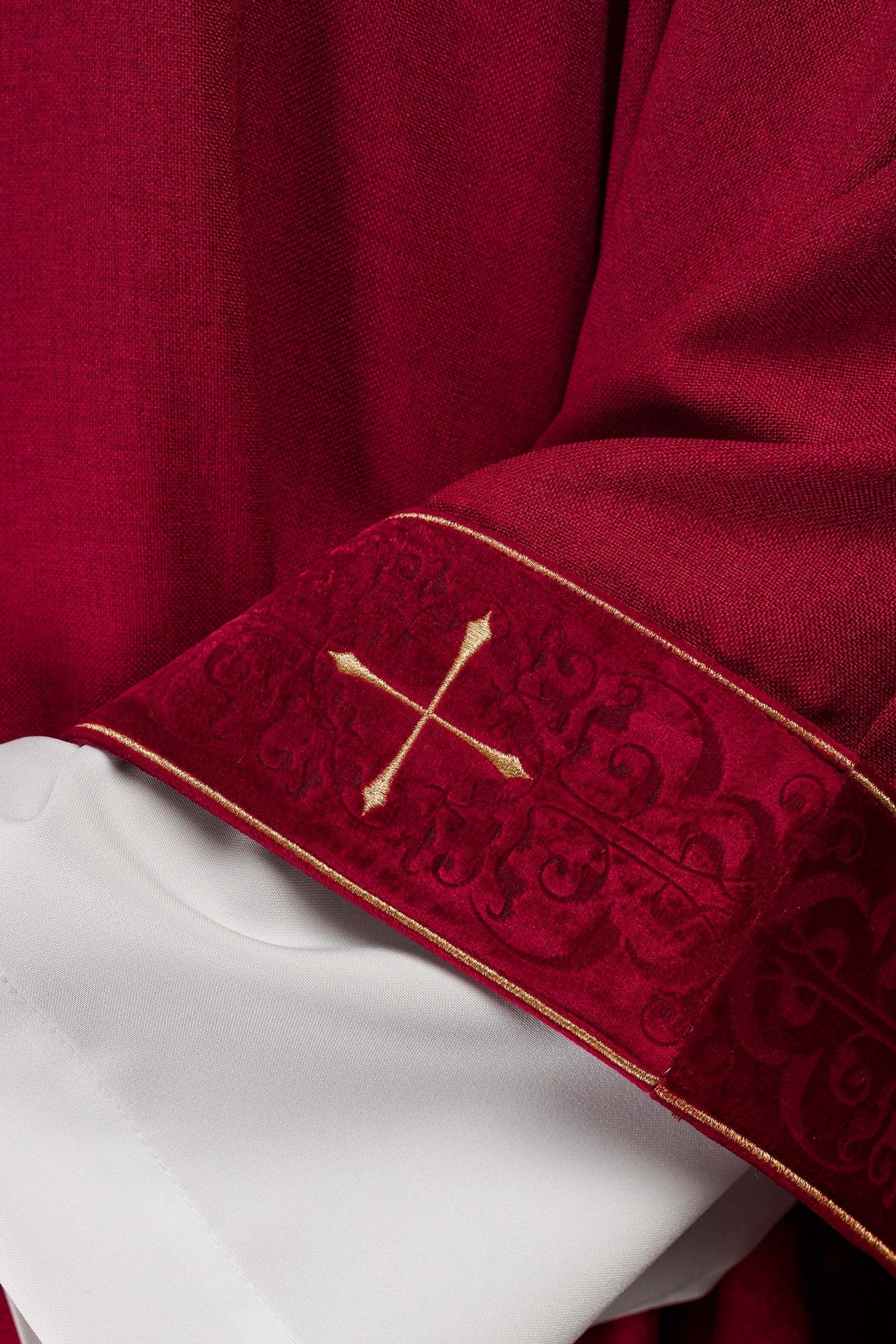 Casulla en color rojo con banda y cuello bordados de cruces LE/7073/02 - CASULLAS.ES