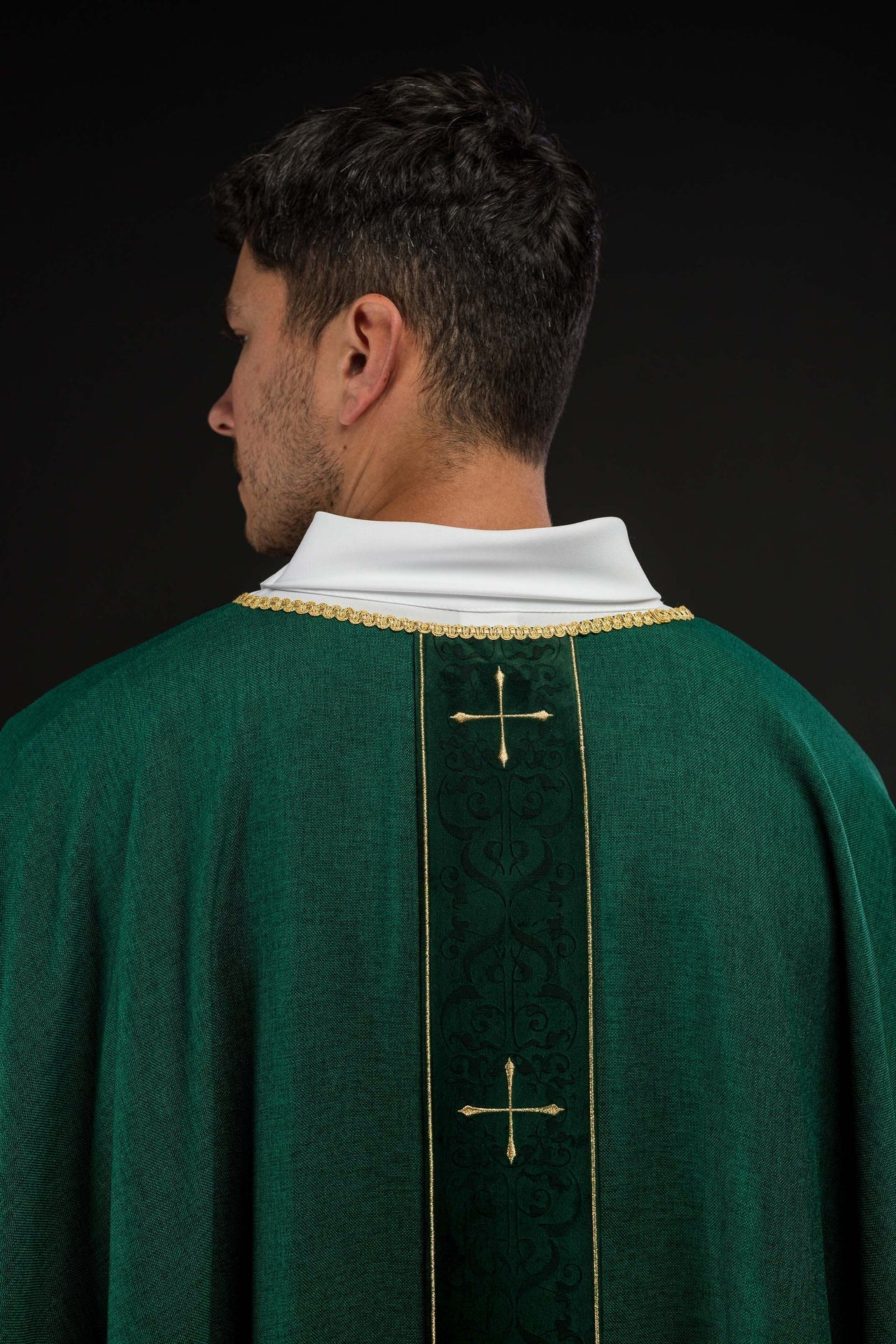 Casulla en color verde con banda bordada de cruces LE/7074/01 - CASULLAS.ES