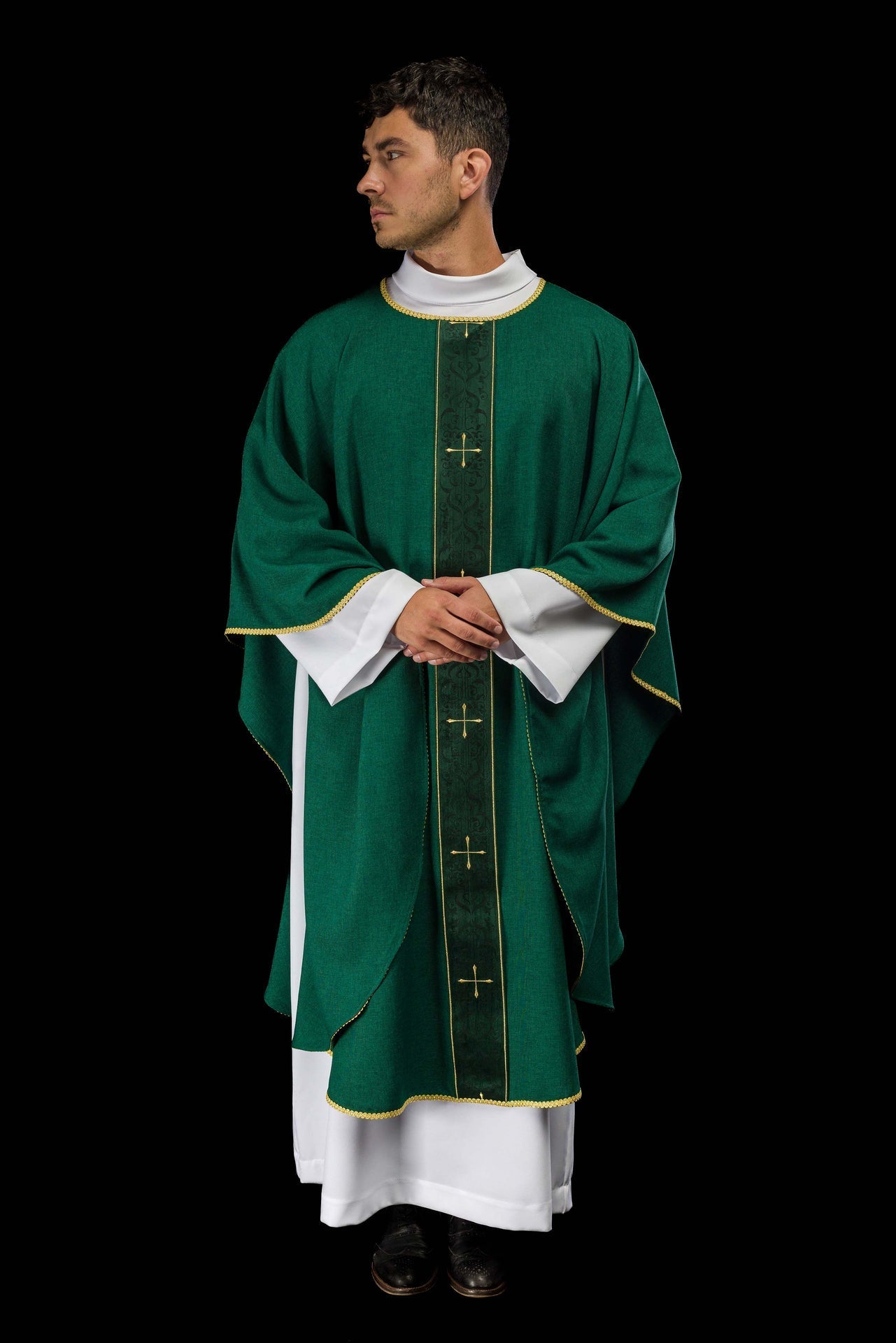 Casulla en color verde con banda bordada de cruces LE/7074/01 - CASULLAS.ES