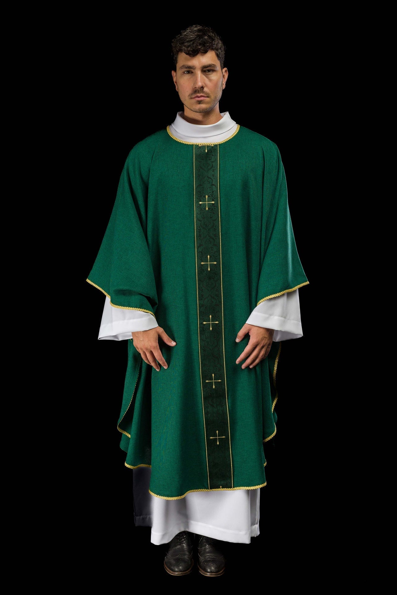Casulla en color verde con banda bordada de cruces LE/7074/01 - CASULLAS.ES