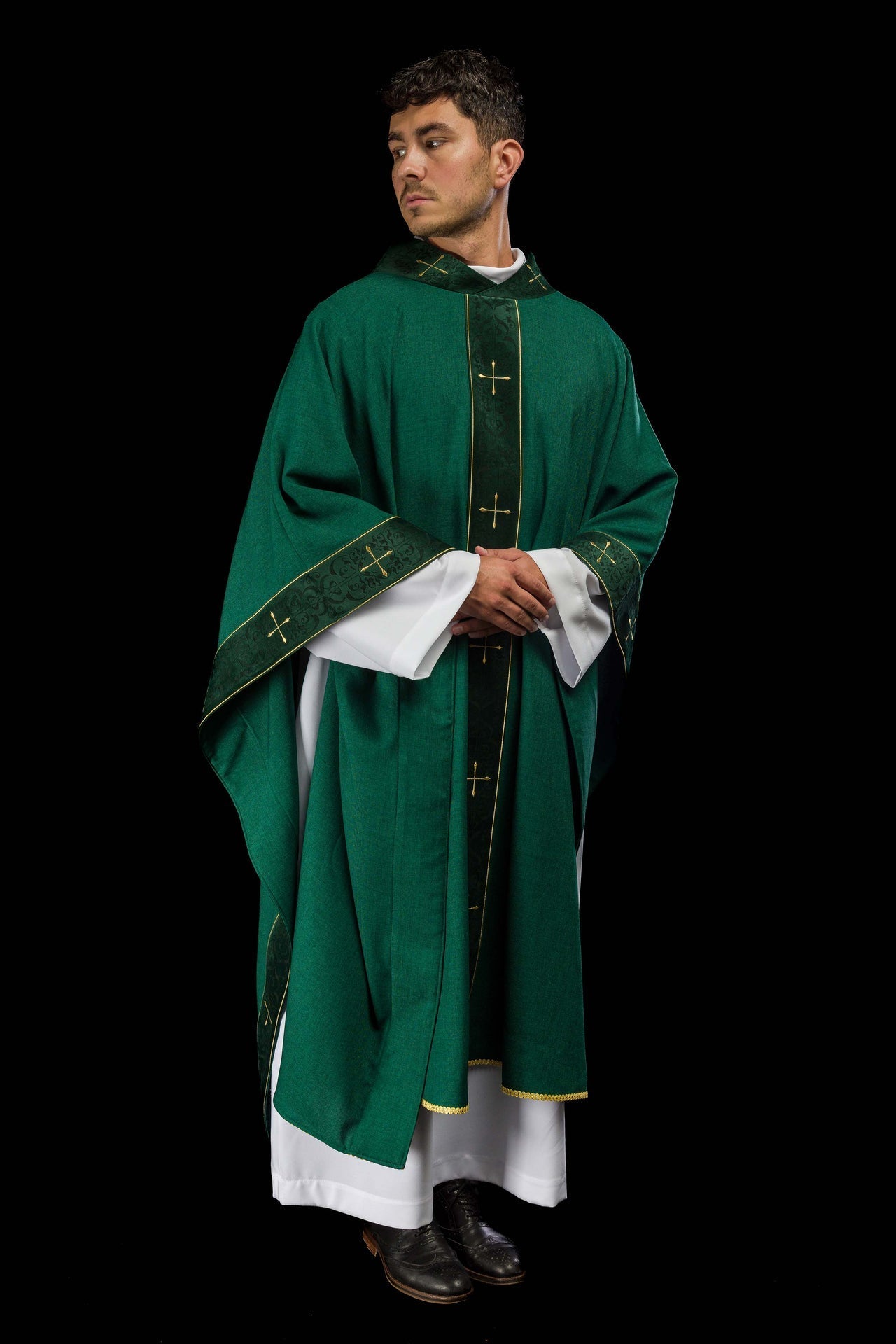 Casulla en color verde con banda y cuello bordados de cruces LE/7073/01 - CASULLAS.ES