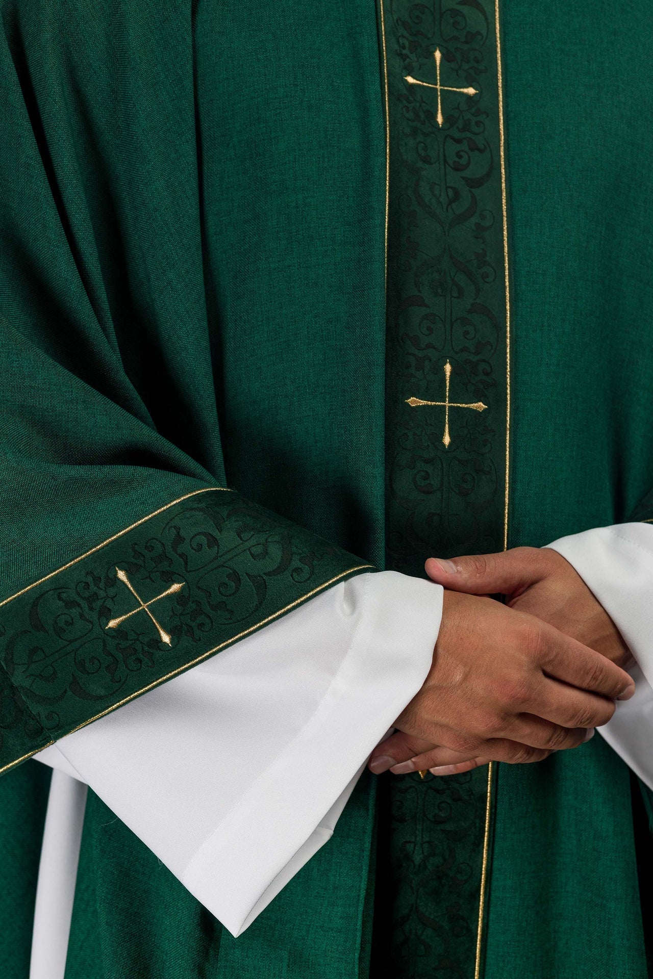 Casulla en color verde con banda y cuello bordados de cruces LE/7073/01 - CASULLAS.ES
