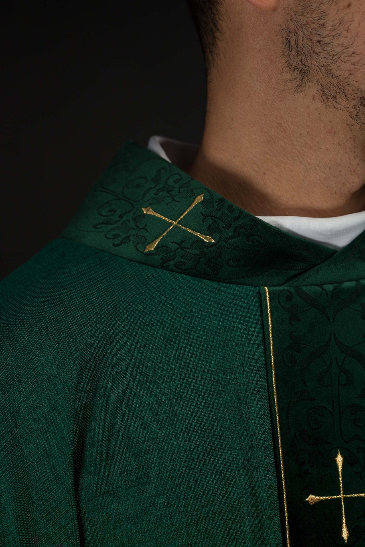 Casulla en color verde con banda y cuello bordados de cruces LE/7073/01 - CASULLAS.ES