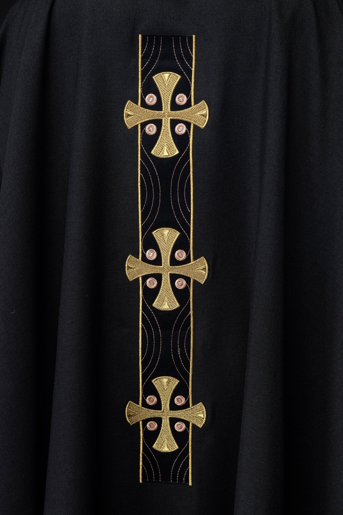 Casulla en cruces de oro bordadas y ribete del cuello en negro S - 7068 - 07 - 70 - CASULLAS.ES